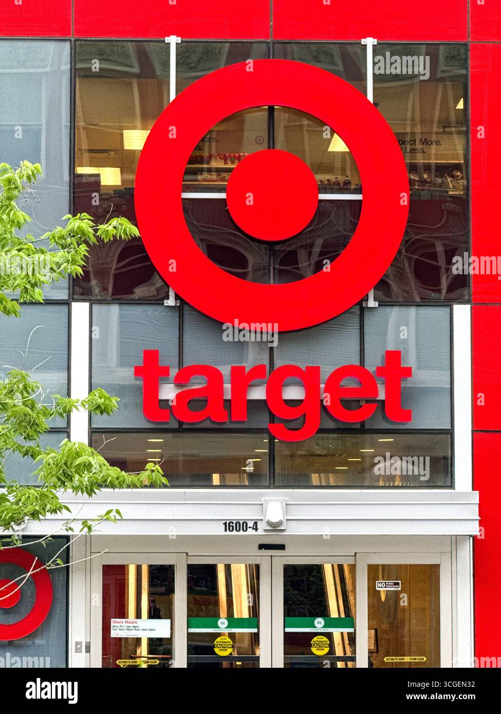 Denver, Colorado, États-Unis - 2 juin 2025 : entrée du magasin Target situé sur la 16e rue du centre-ville. Banque D'Images