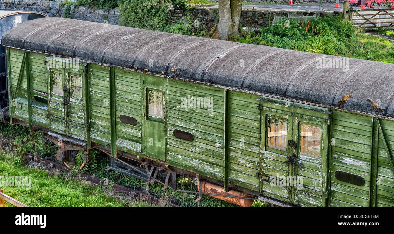 Ancienne fourgonnette en bois abandonnée, probablement une PMV (Parcels and Miscellaneous Van) du Southern Railway (SR) à la gare de Betws-y-Coed, dans le nord du pays de Galles, au Royaume-Uni Banque D'Images