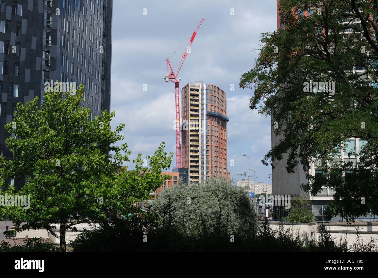 Un immeuble de grande hauteur vu en construction près de l'université d'Aston sur le bord du centre-ville de Birmingham Banque D'Images