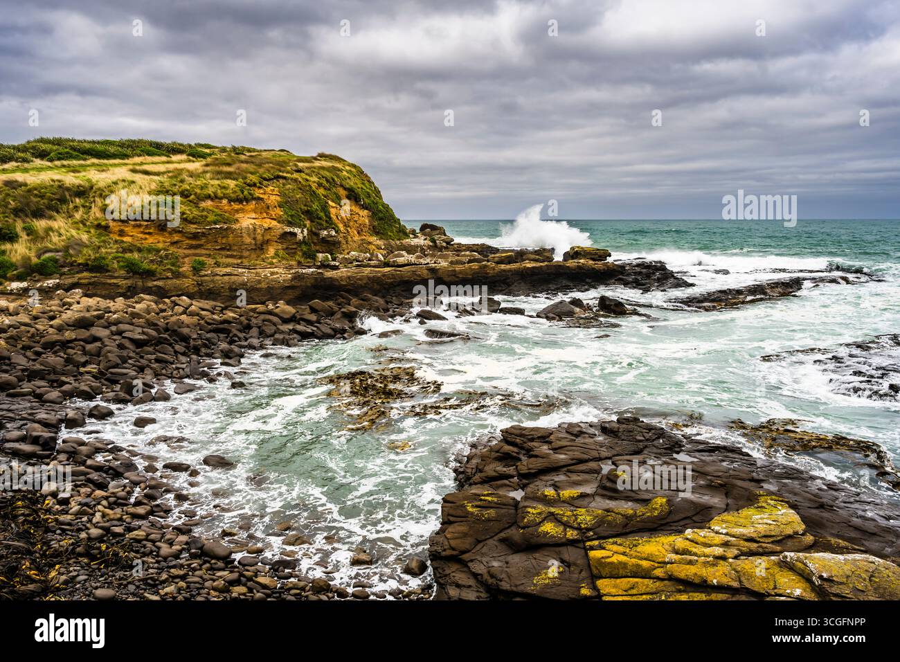 Surfez à Porpoise Bay, Curio Bay, près de Waikawa, Southland, Île du Sud, nouvelle-Zélande Banque D'Images