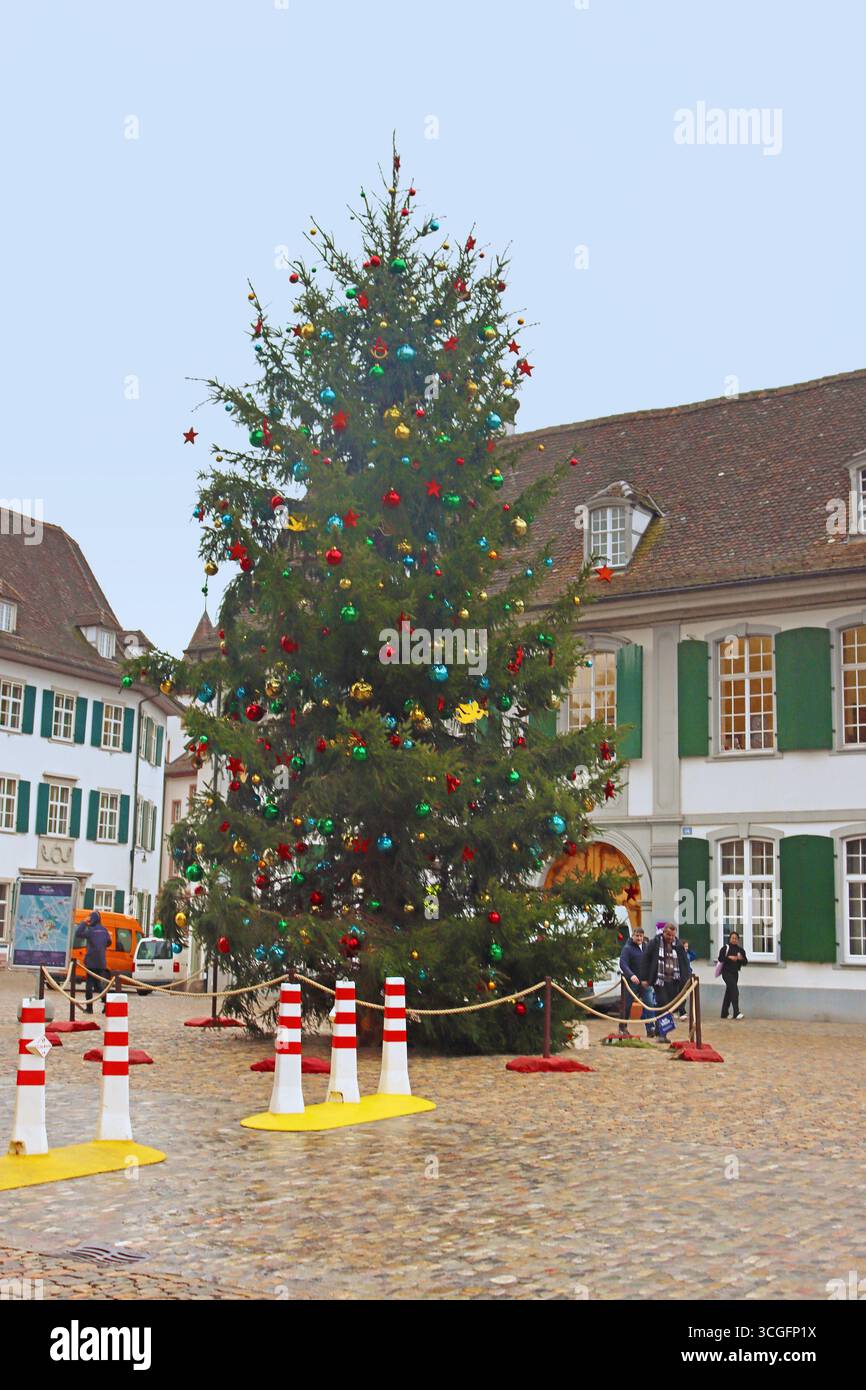 Bâle, Suisse - 22 décembre 2023 : arbre de Noël sur la place de la cathédrale Minster (Munsterplatz) Banque D'Images Bâle, Suisse - 22 décembre 2023 : arbre de Noël sur la place de la cathédrale Minster (Munsterplatz) Banque D'Images