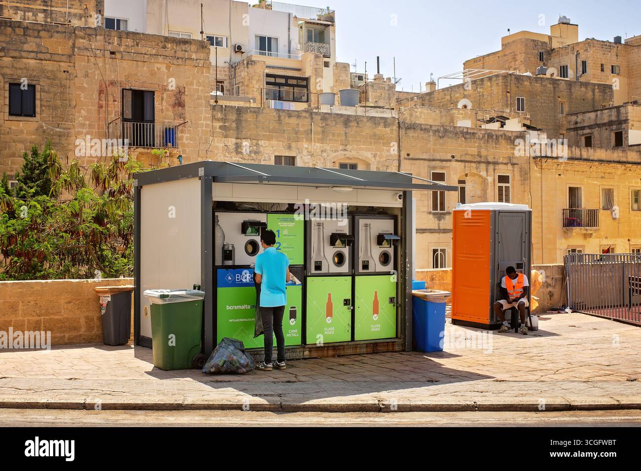 Valletta, Malte - 26 août 2025 : un conteneur public moderne pour la collecte des canettes, des bouteilles en plastique et en verre. Situé dans un quartier résidentiel. Banque D'Images