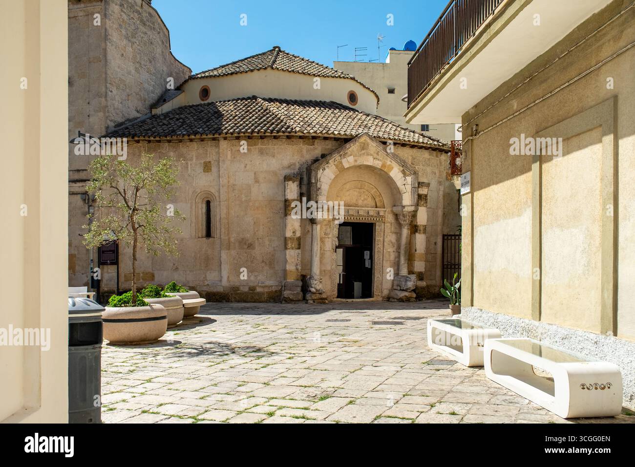 La cour de l'église San Giovanni al Sepolcro à Brindisi, Pouilles, Italie. Un monument médiéval riche en histoire et en architecture. Banque D'Images