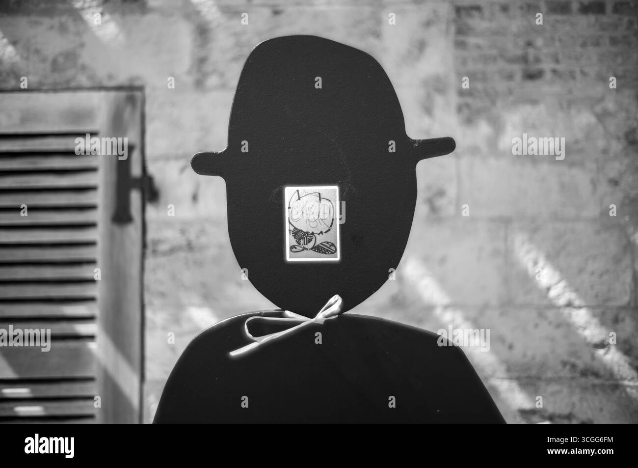 Silhouette découpée d'homme dans un chapeau melon dans le port de Honfleur, Normandie, France Banque D'Images