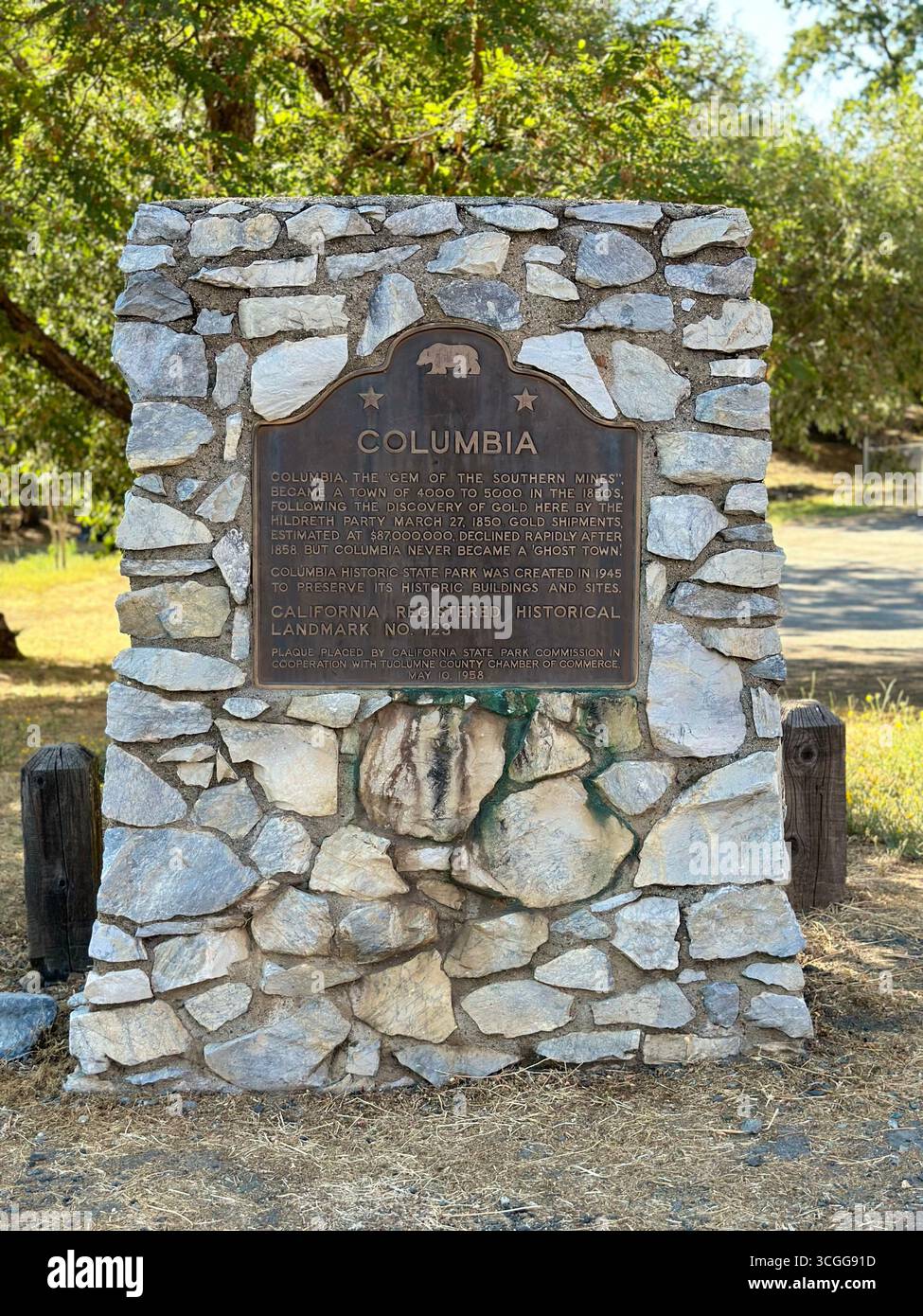 Une plaque historique marquant Columbia, monument historique de l'État de Californie et ancienne ville de la ruée vers l'or, exposée dans le parc historique de l'État de Columbia - Image de stock capturée avec un smartphone