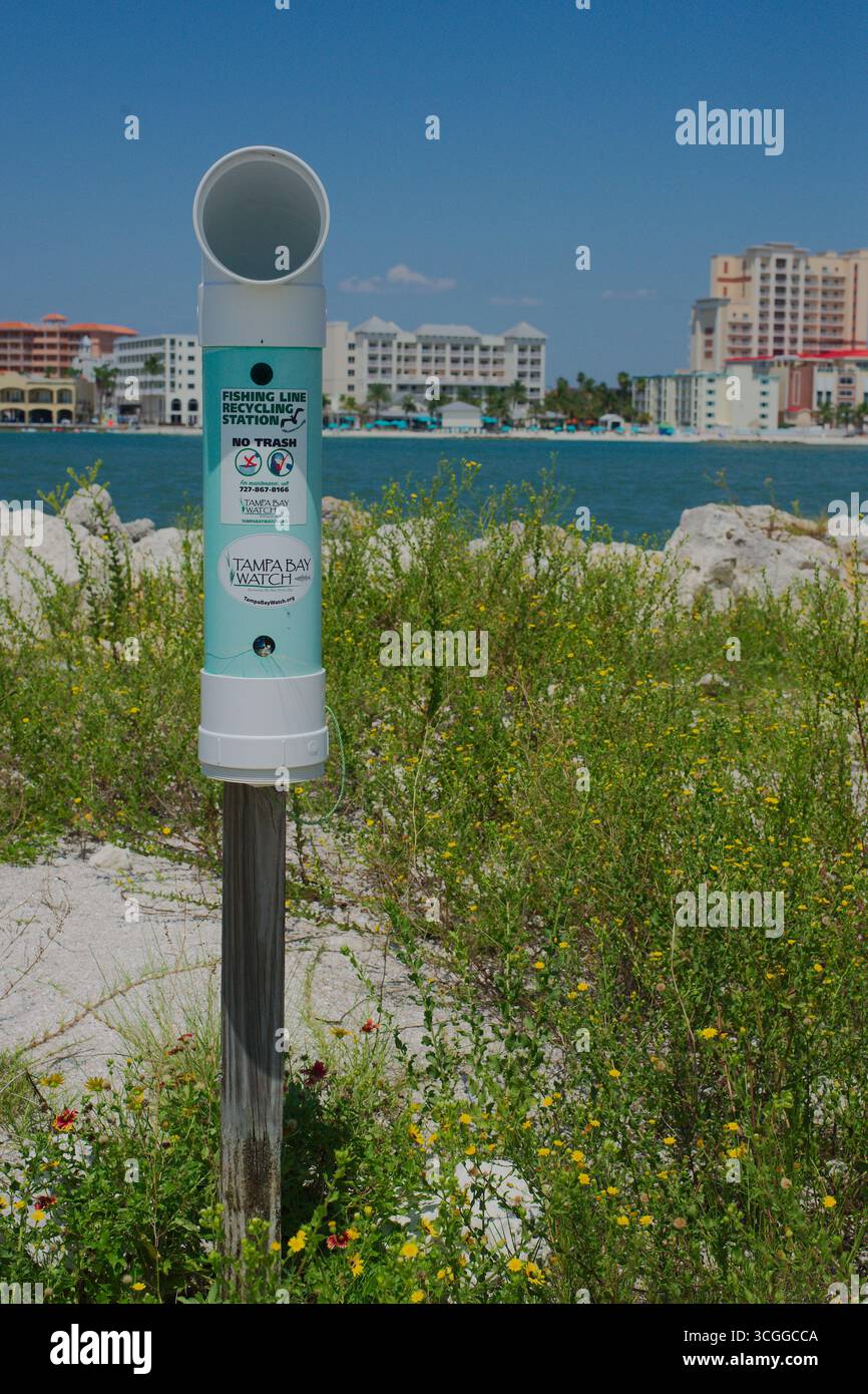 Station de recyclage des lignes de pêche Bay Side. Usage éditorial uniquement 27 août 2025 Clearwater Beach, FL États-Unis. La station de recyclage pour les lignes de pêche est montée n Banque D'Images