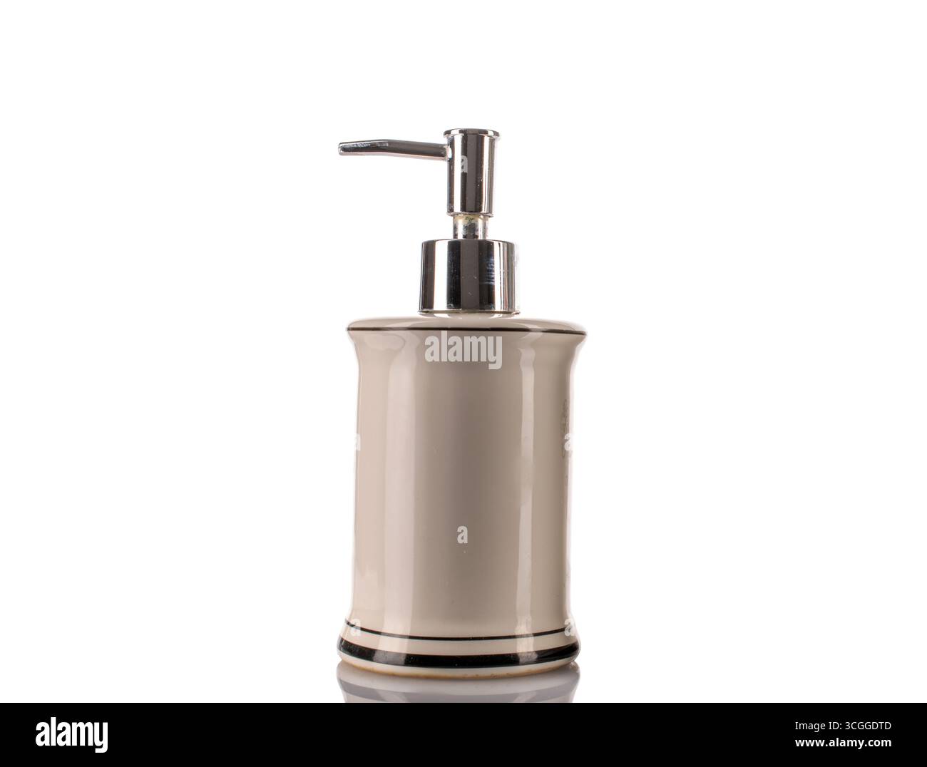 Savon liquide dans un pot en céramique, isolé sur fond blanc, gros plan Banque D'Images