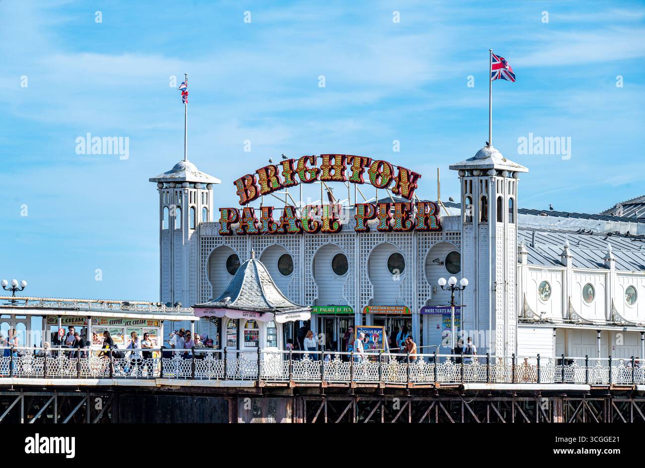 Une vue sur la jetée du palais de Brighton, un monument emblématique, par une journée ensoleillée d'août 2025 Banque D'Images