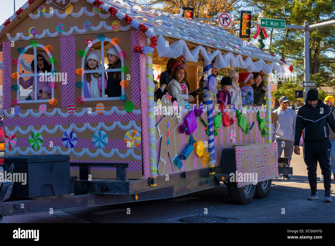 Johnson City, Tennessee, États-Unis - 7 décembre 2024 : maison en pain d'épice remplie d'enfants flottent dans la parade de Noël de jour dans le quartier du centre-ville. Banque D'Images