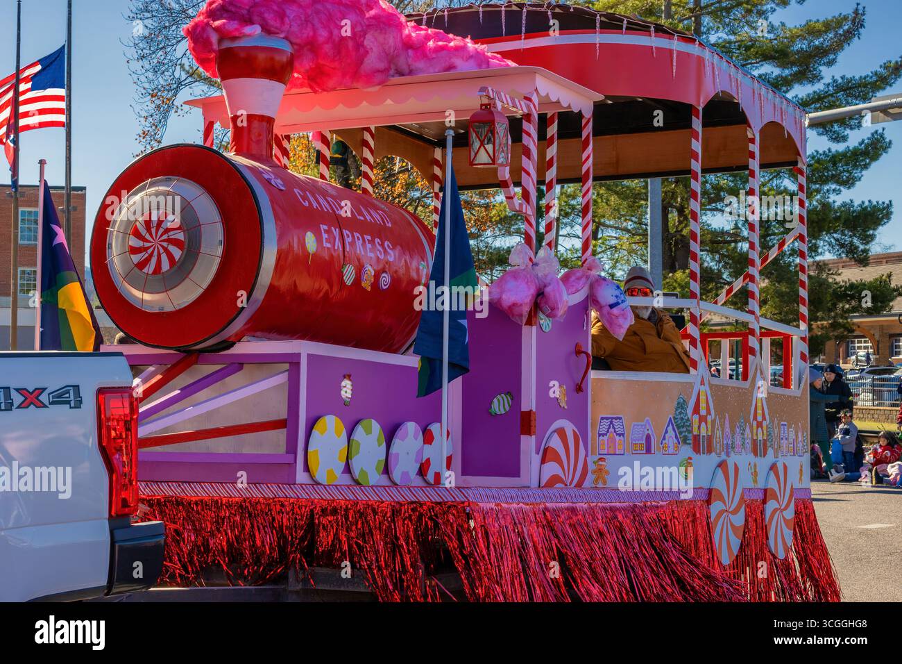 Johnson City, Tennessee, États-Unis - 7 décembre 2024 : le train Candy Land Express flotte dans le défilé de Noël de jour dans le quartier du centre-ville. Banque D'Images