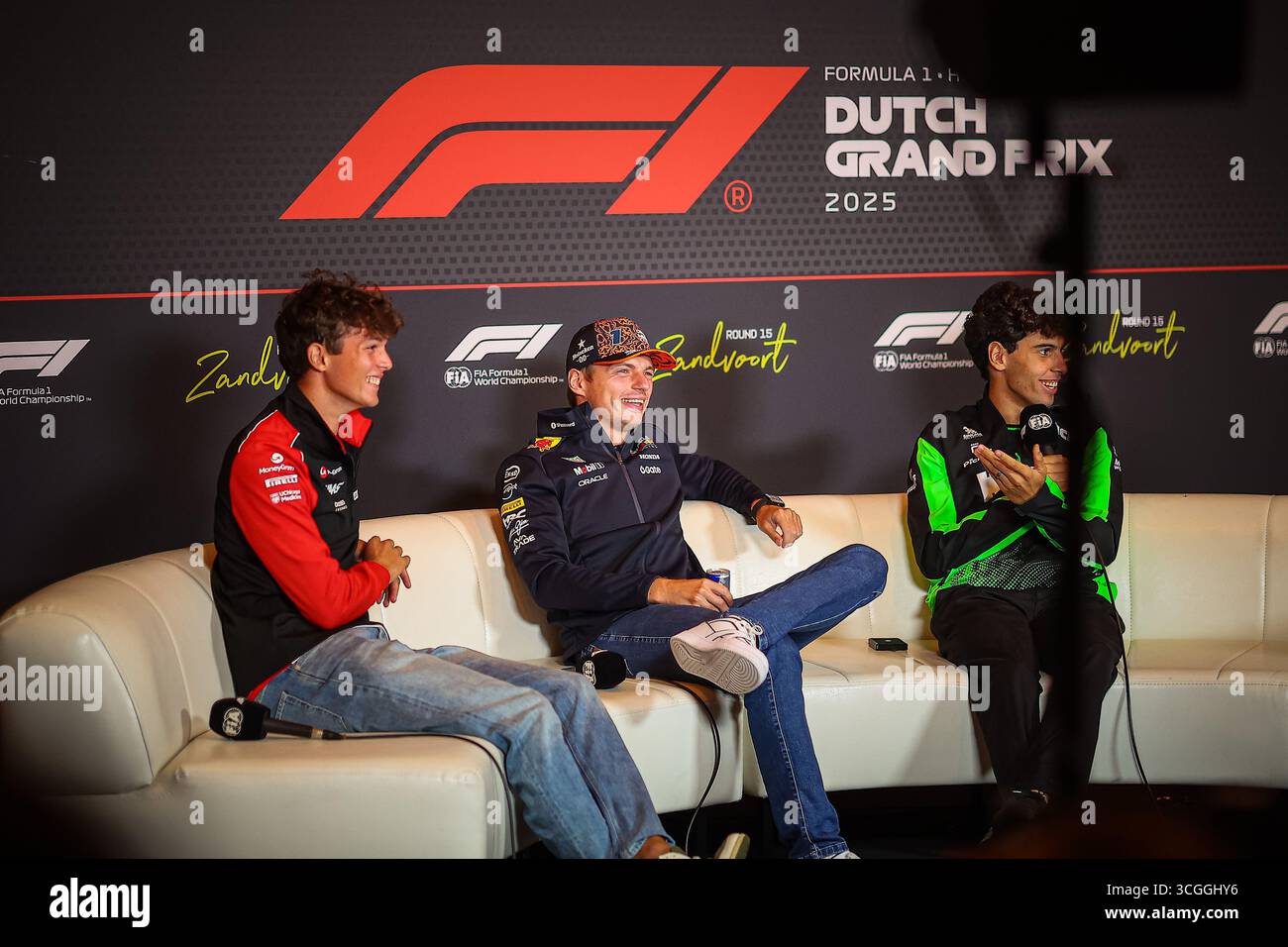 01 Max Verstappen, (NED) Oracle Red Bull Racing RB21, Honda, Olli Bearman et Gabriel Bortoleto, lors du GP néerlandais, Zandvoort 28-31 août 2025. Pour Banque D'Images