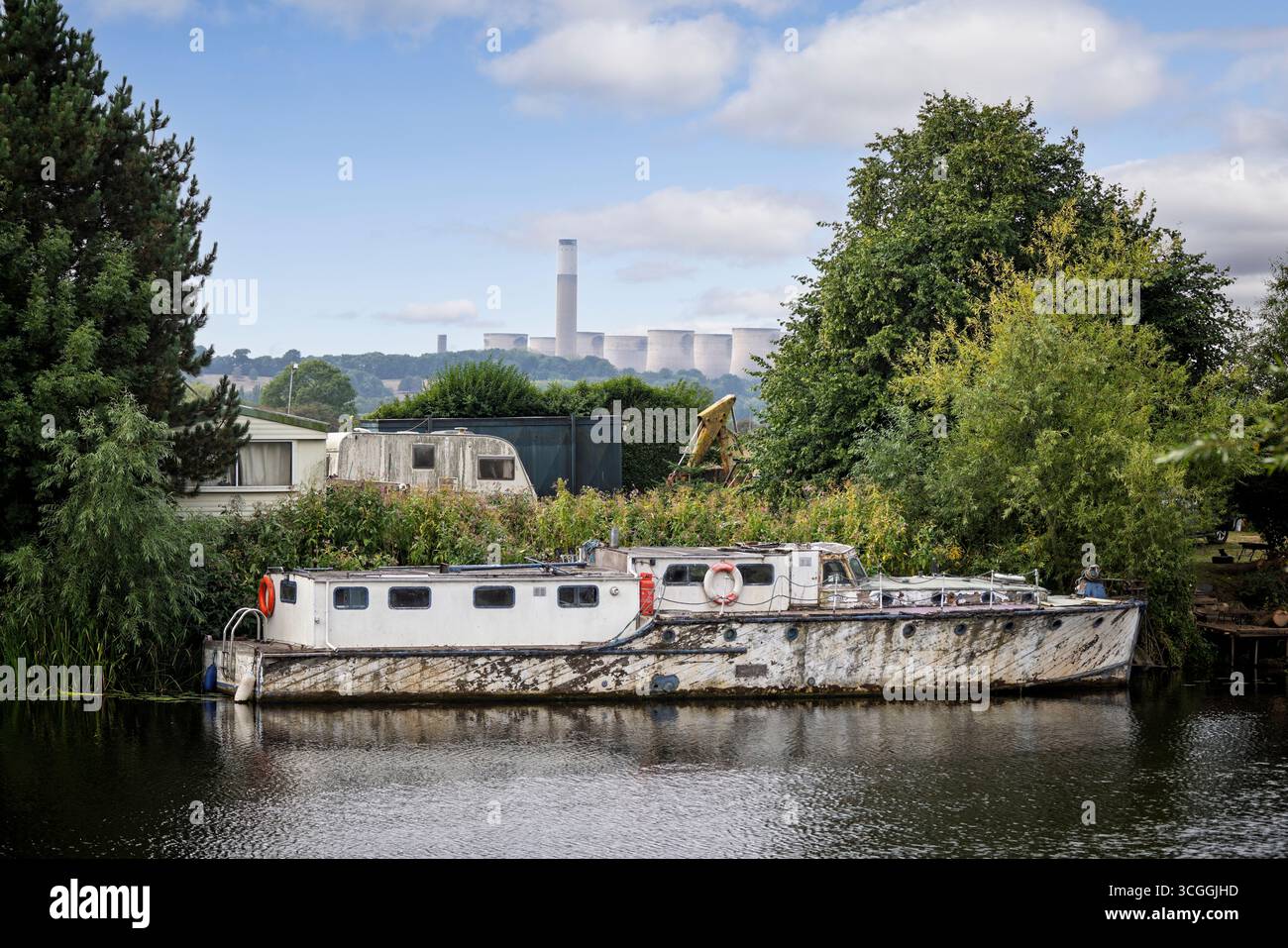 Vue des tours de refroidissement et de la cheminée de la centrale électrique au charbon de Ratcliffe on Soar de la rivière Trent à Attenborough, Nottinghamshire, Royaume-Uni Banque D'Images