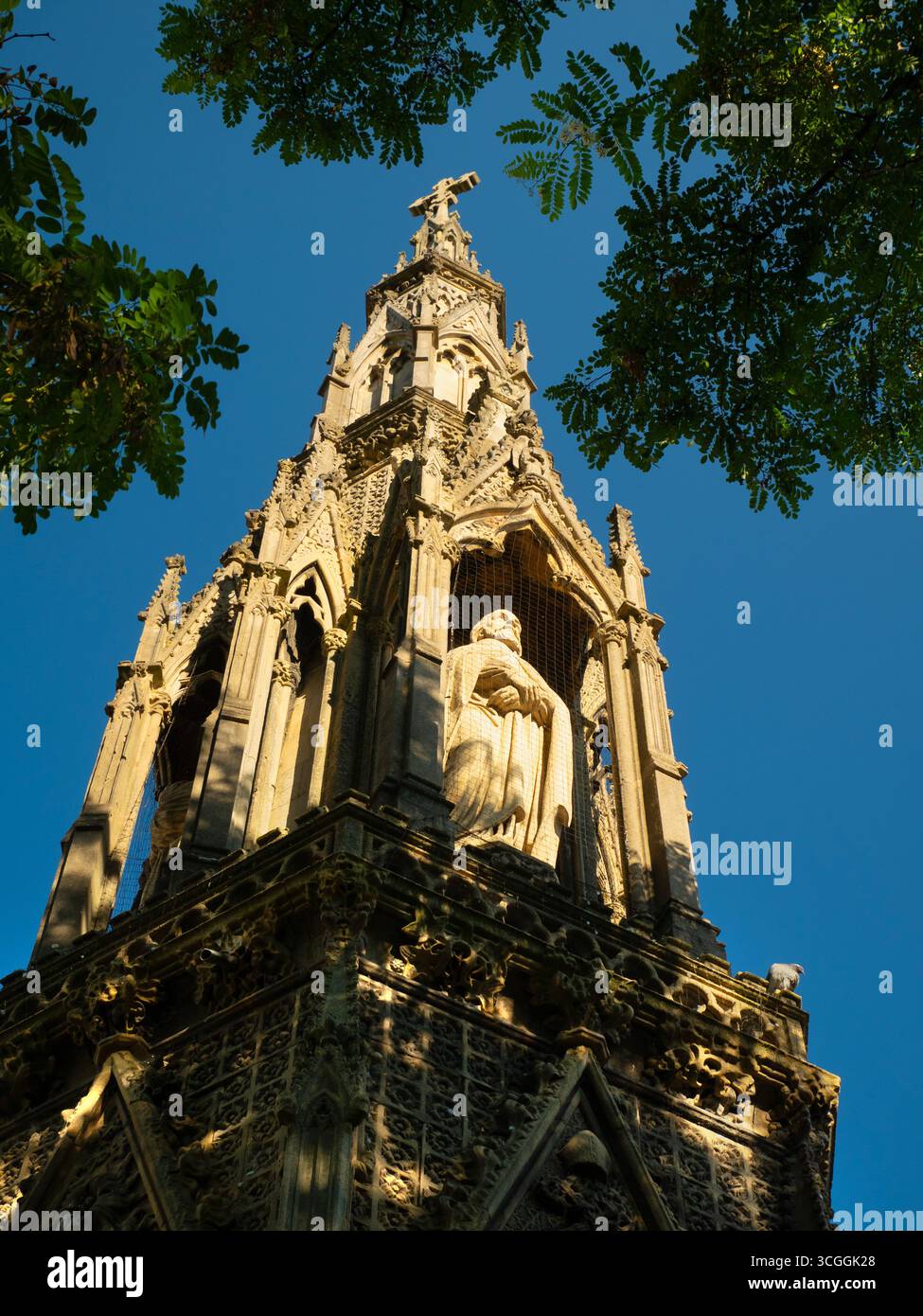 Le Mémorial des Martyrs est un monument de pierre sombre situé à l'intersection de St Giles', Magdalen Street et Beaumont Street à Oxford, en Angleterre. Construit 300 ans après la réforme anglaise, il commémore les martyrs d'Oxford : les évêques de Worcester - Hugh Latimer - et de Londres - Nicholas Ridley - qui ont été brûlés sur le bûcher en 1555 pour l'hérésie d'être protestant. Banque D'Images