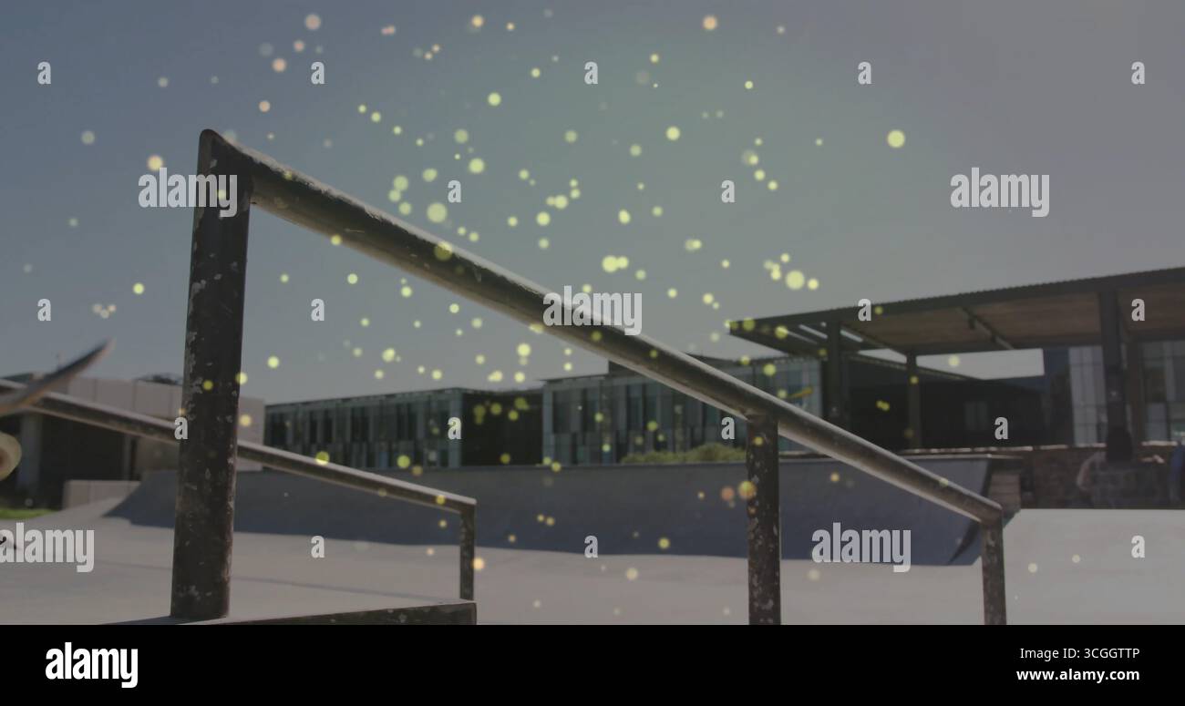 Rail de patin en métal noir traversant skatepark en béton, avec bâtiment en verre et pavillon Banque D'Images