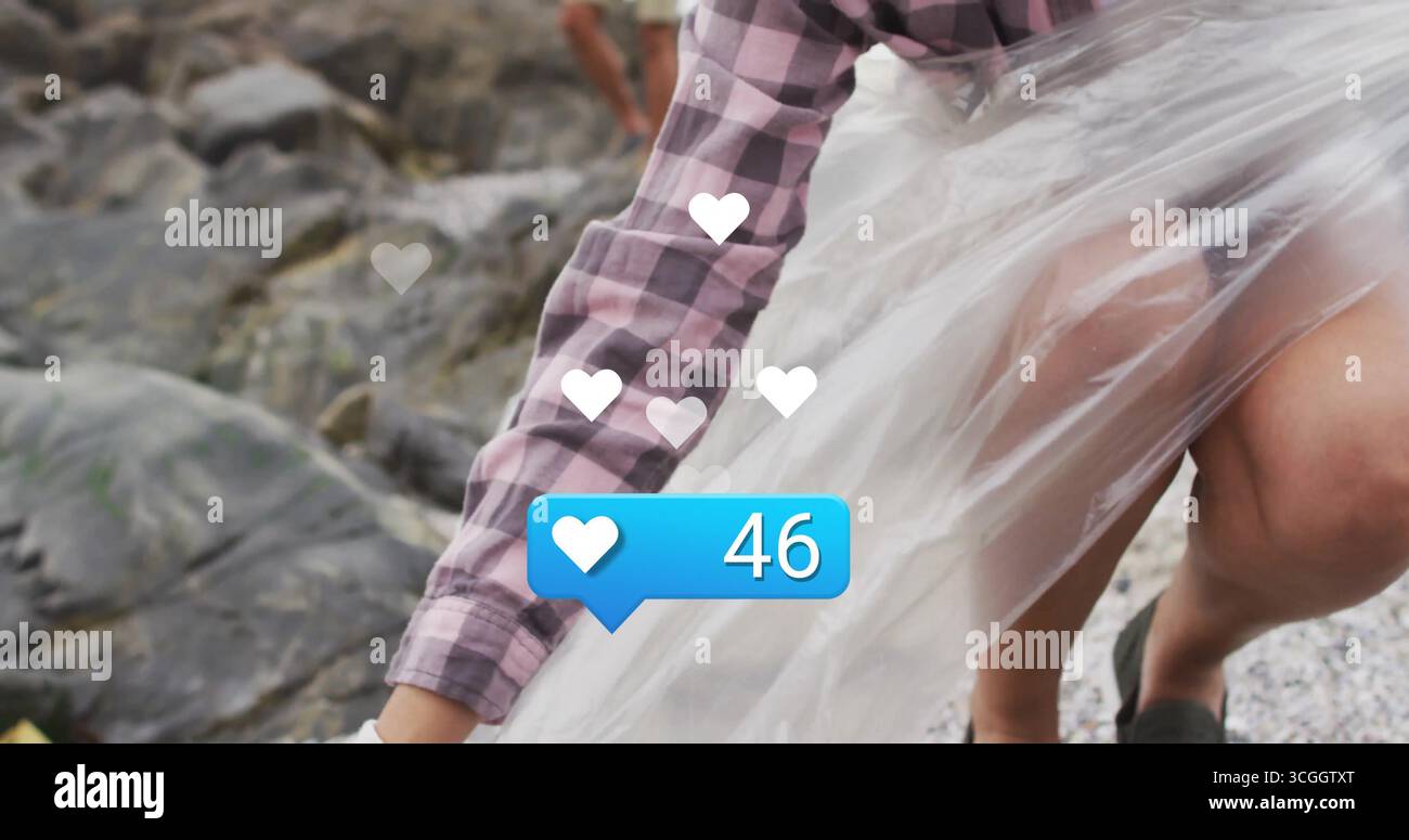 Homme portant un film d'emballage de flanelle autour d'elle sur la plage de galets, avec des coeurs blancs, badge bleu 46 Banque D'Images