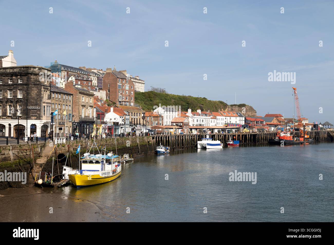 Bateaux de pêche dans la rivière Esk à marée basse à Whitby, North Yorkshire, Angleterre. Banque D'Images