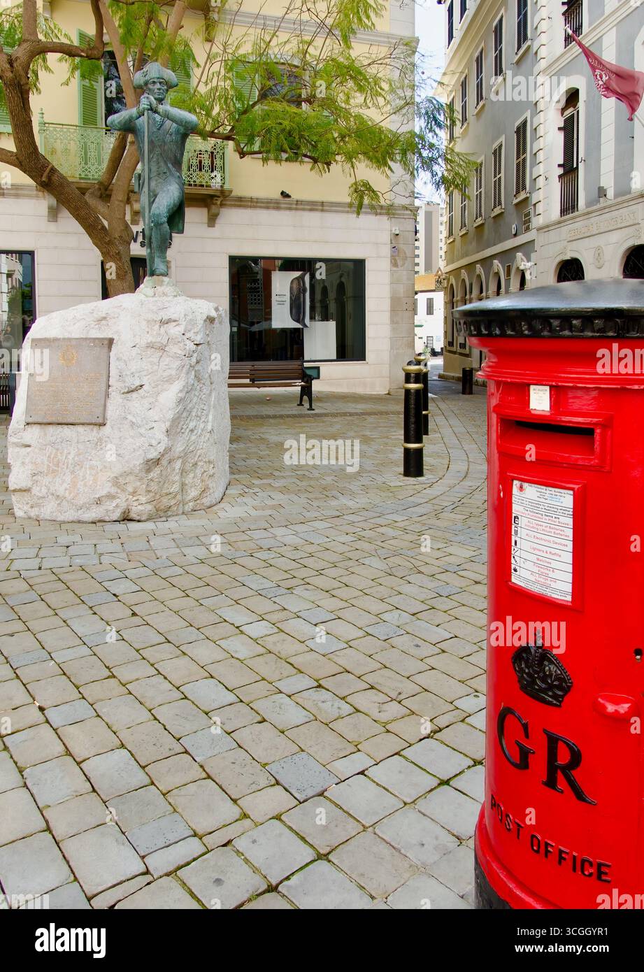 La boîte postale Red Royal mail et la statue en bronze d'un monument de soldat au corps des ingénieurs royaux ont formé 1772 Gibraltar territoire britannique d'outre-mer Royaume-Uni Banque D'Images
