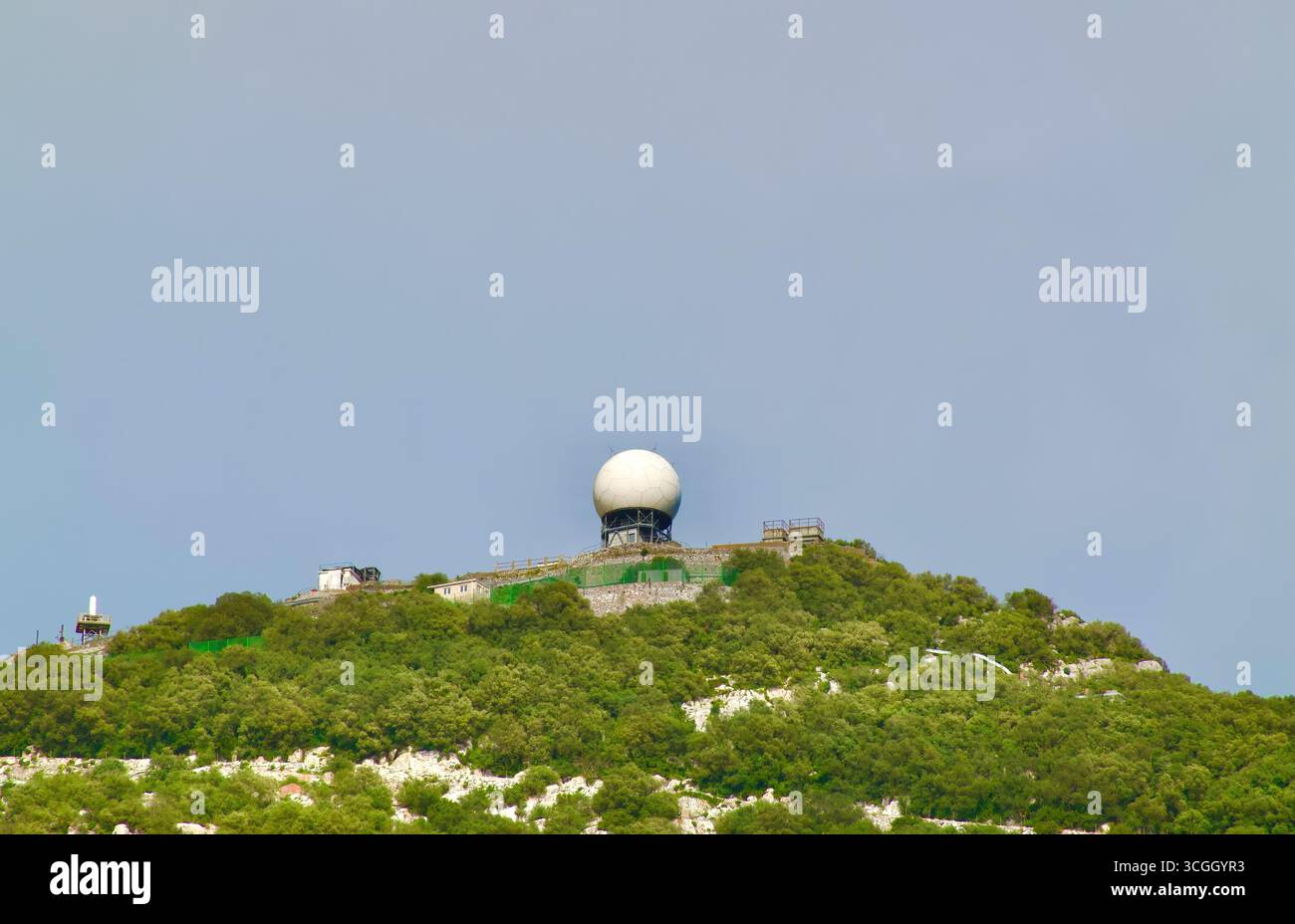 Dôme radar de balle de golf au sommet du Rocher à la RAF Gibraltar Rock Gun Battery Gibraltar territoire britannique d'outre-mer Banque D'Images