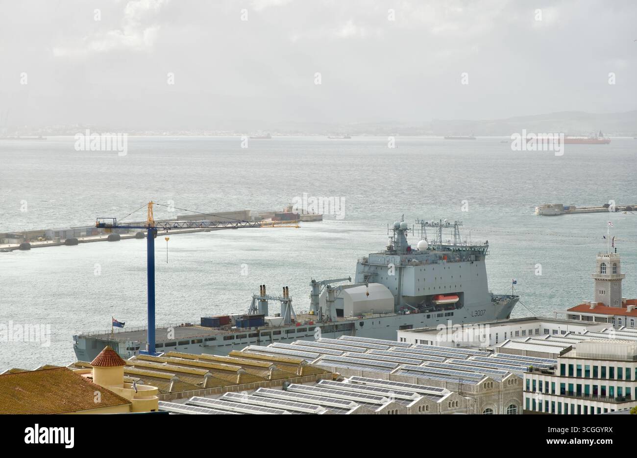 Navire de débarquement auxiliaire de classe Bay Royal Fleet Auxiliary Lyme Bay amarré dans la base de la Royal Navy Gibraltar territoire britannique d'outre-mer Europe Banque D'Images