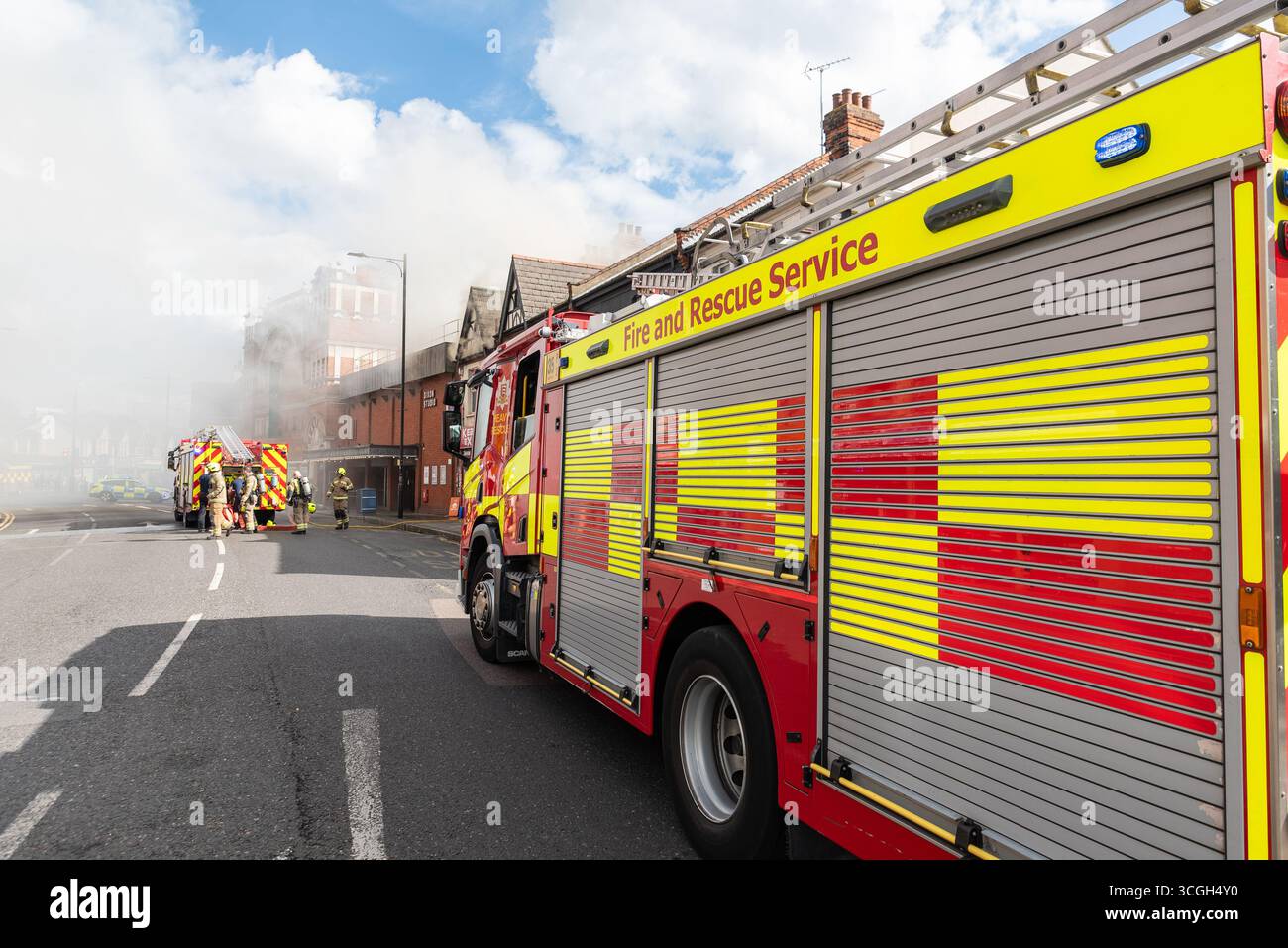 Essex County Fire and Rescue Service sur la scène d'un incendie à Westcliff on Sea, Southend on Sea, Essex, près du Palace Theatre, London Road Banque D'Images