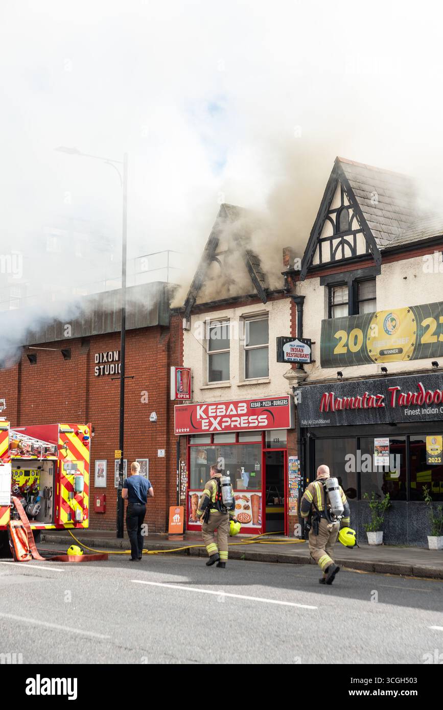 Essex County Fire and Rescue Service sur la scène d'un incendie à Westcliff on Sea, Southend on Sea, Essex, près du Palace Theatre, London Road Banque D'Images