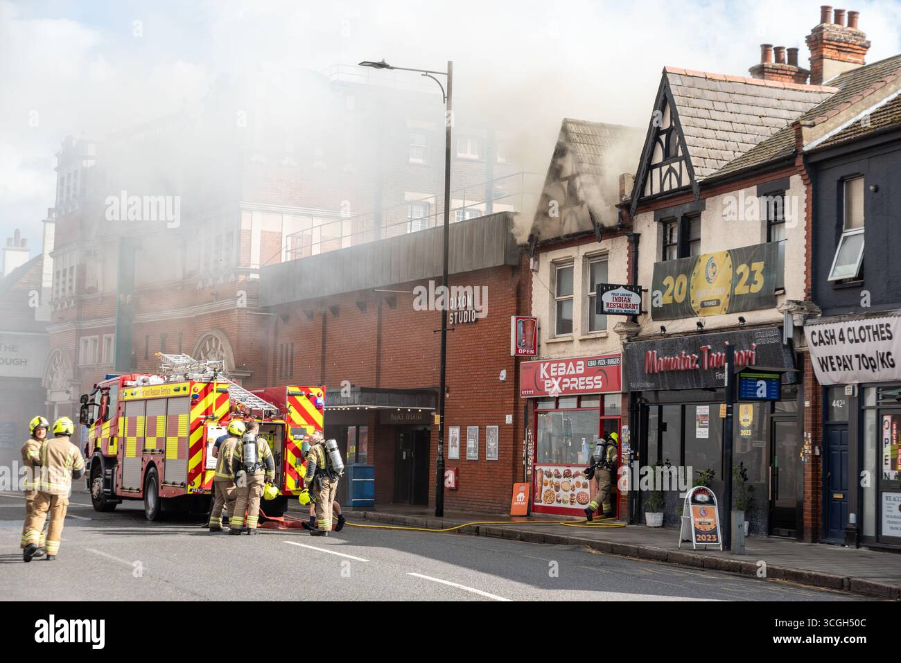 Essex County Fire and Rescue Service sur la scène d'un incendie à Westcliff on Sea, Southend on Sea, Essex, près du Palace Theatre, London Road Banque D'Images