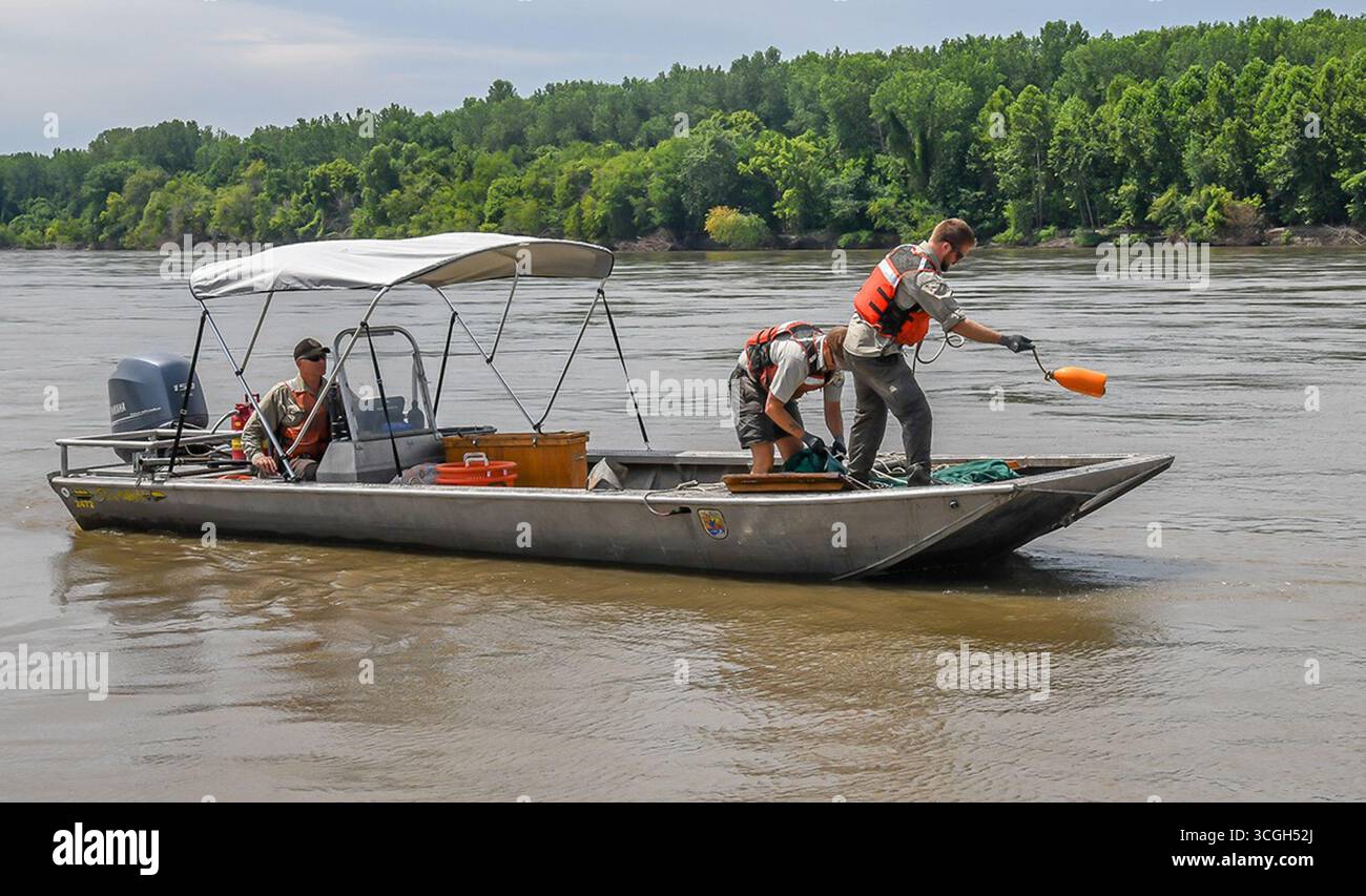 Des chercheurs déploient un chalut benthique à partir d’un bateau pour prélever des échantillons du lit de la rivière pour une étude écologique et une surveillance. Image reproduite avec l'aimable autorisation du U.S. Fish & Wildlife Service. Banque D'Images