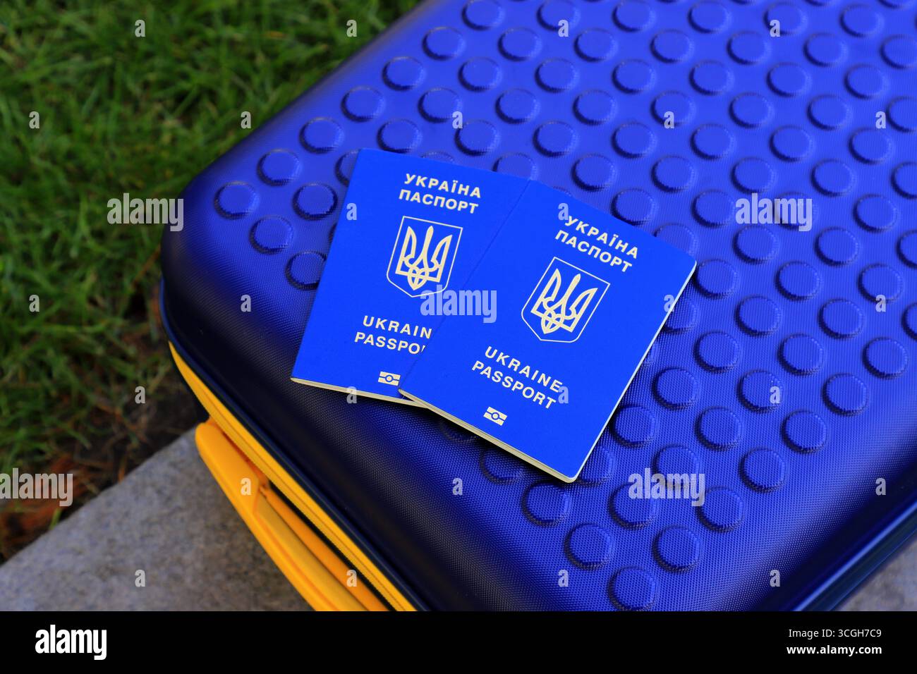 2 passeports Ukraine citoyens avec inscription en ukrainien - passeport de l'Ukraine reposent sur la valise jaune bleu en couleur du drapeau ukrainien. Voyage, refuge Banque D'Images
