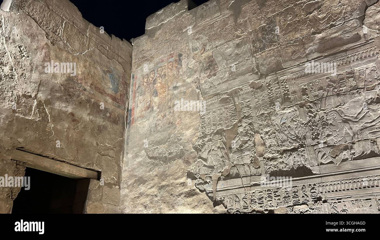 Louxor, Égypte - 9 février 2025 : peinture murale chrétienne copte plâtrée sur des reliefs égyptiens anciens, montrant l'histoire en couches du temple de Louxor en Égypte. Banque D'Images