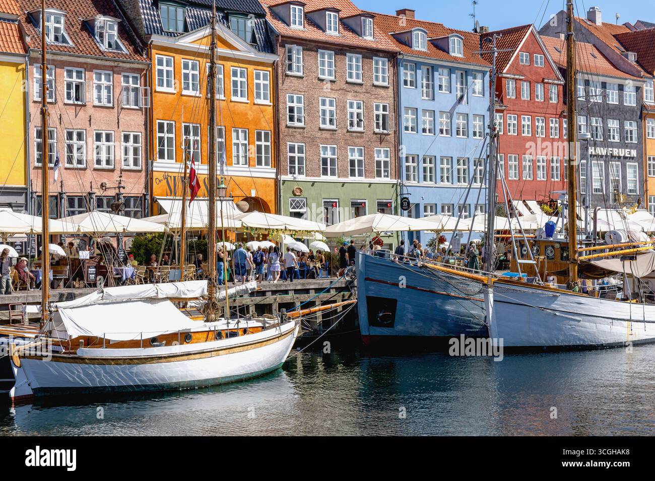 Nyhavn front de mer avec des bateaux et des bâtiments colorés. Copenhague, Danemark - 14 août 2025 Banque D'Images