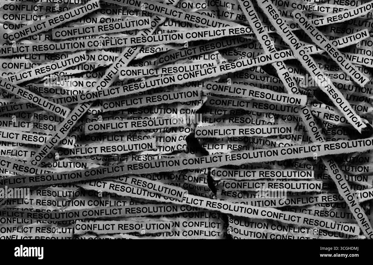 Des bandes de journaux avec les mots résolution de conflit les ont tapées. Noir et blanc. Gros plan. Banque D'Images