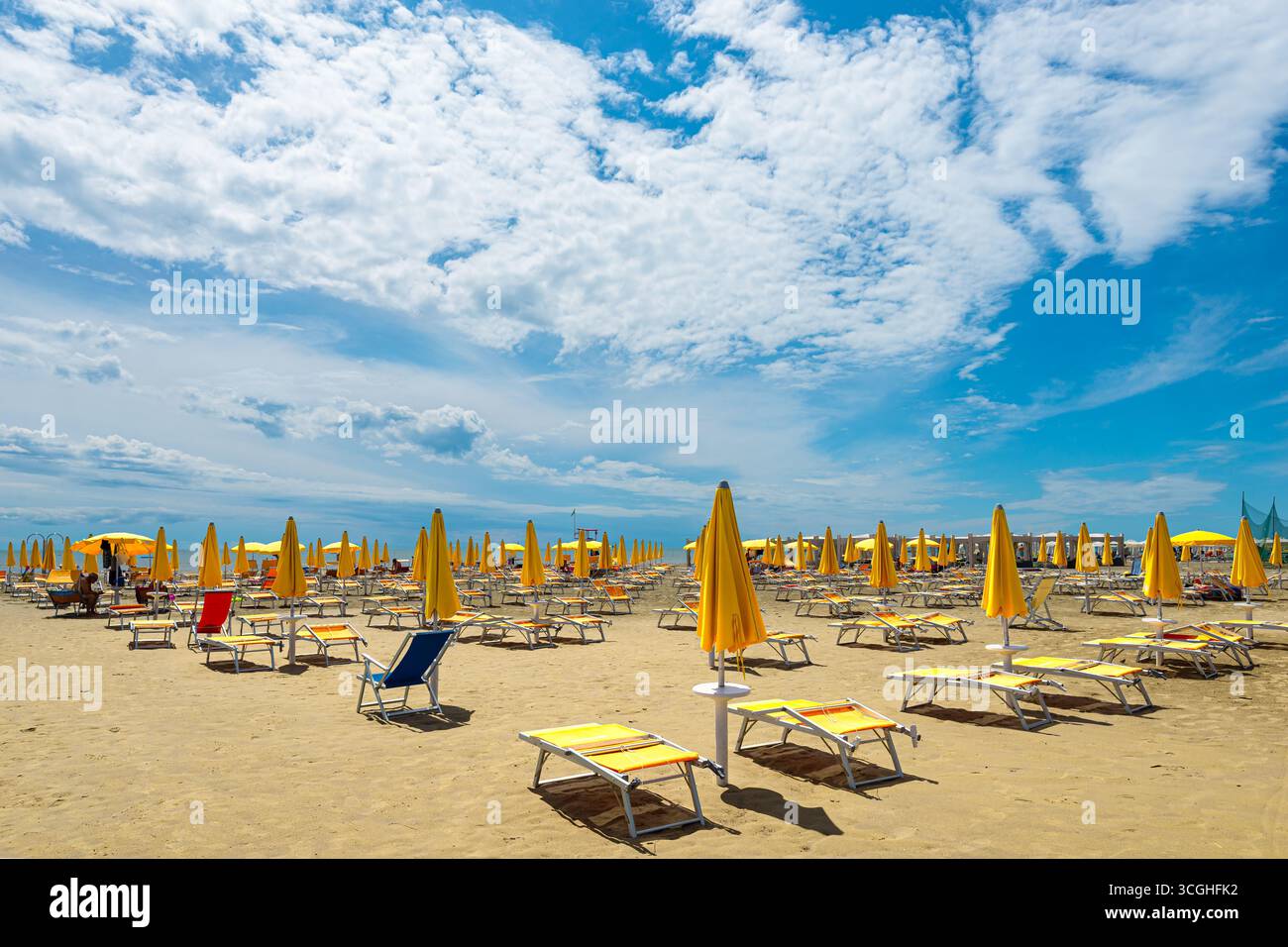 Parasols et chaises longues sur la plage dans la ville touristique de Grado sur le nord de la mer Adriatique, situé entre Trieste et Venise, Italie Banque D'Images