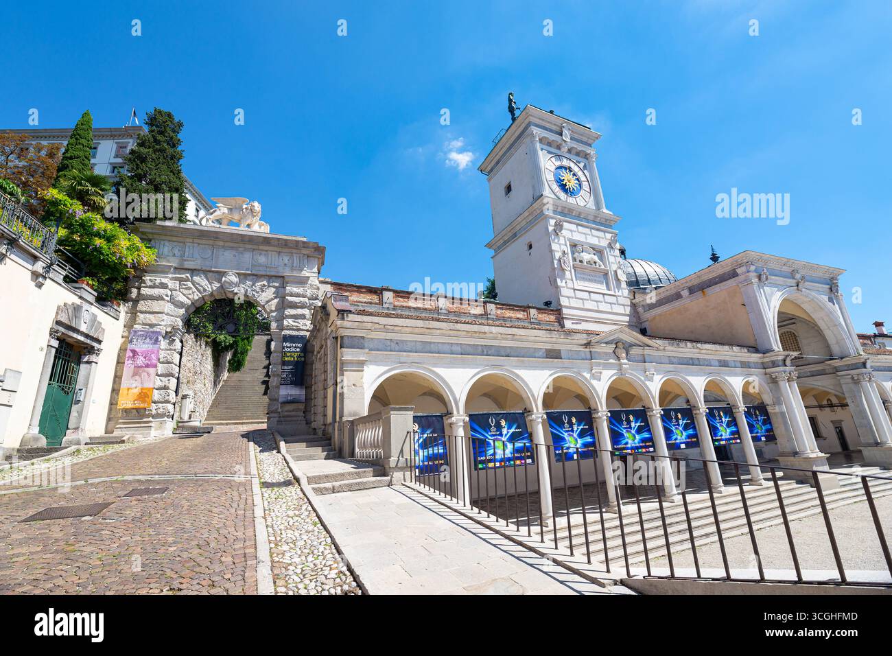Place de la ville Piazza Libertà et entrée du château dans la ville historique d'Udine, au nord-est de l'Italie. Banque D'Images