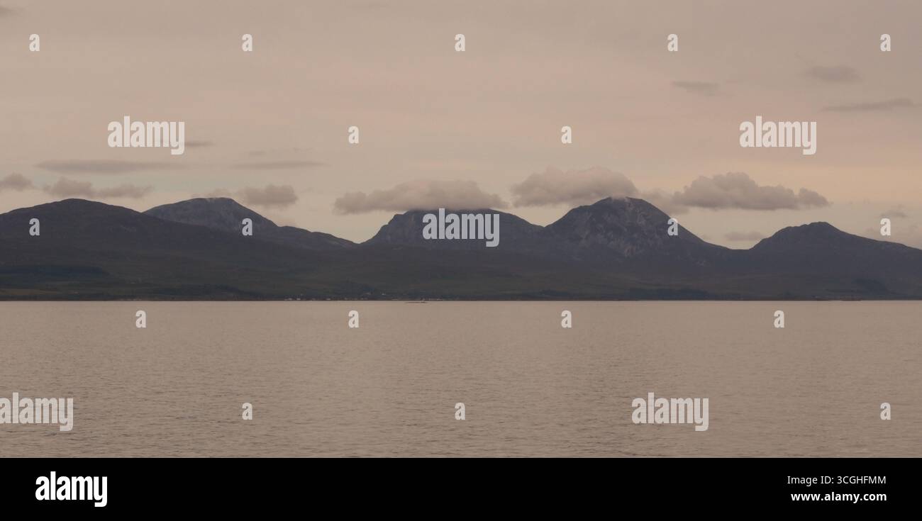 Vue depuis le ferry calédonien MacBrayne regardant vers le Jura, en Écosse, sur son chemin vers Askaig, Islay, sur les Hébrides intérieures dans le Sound of Islay Banque D'Images