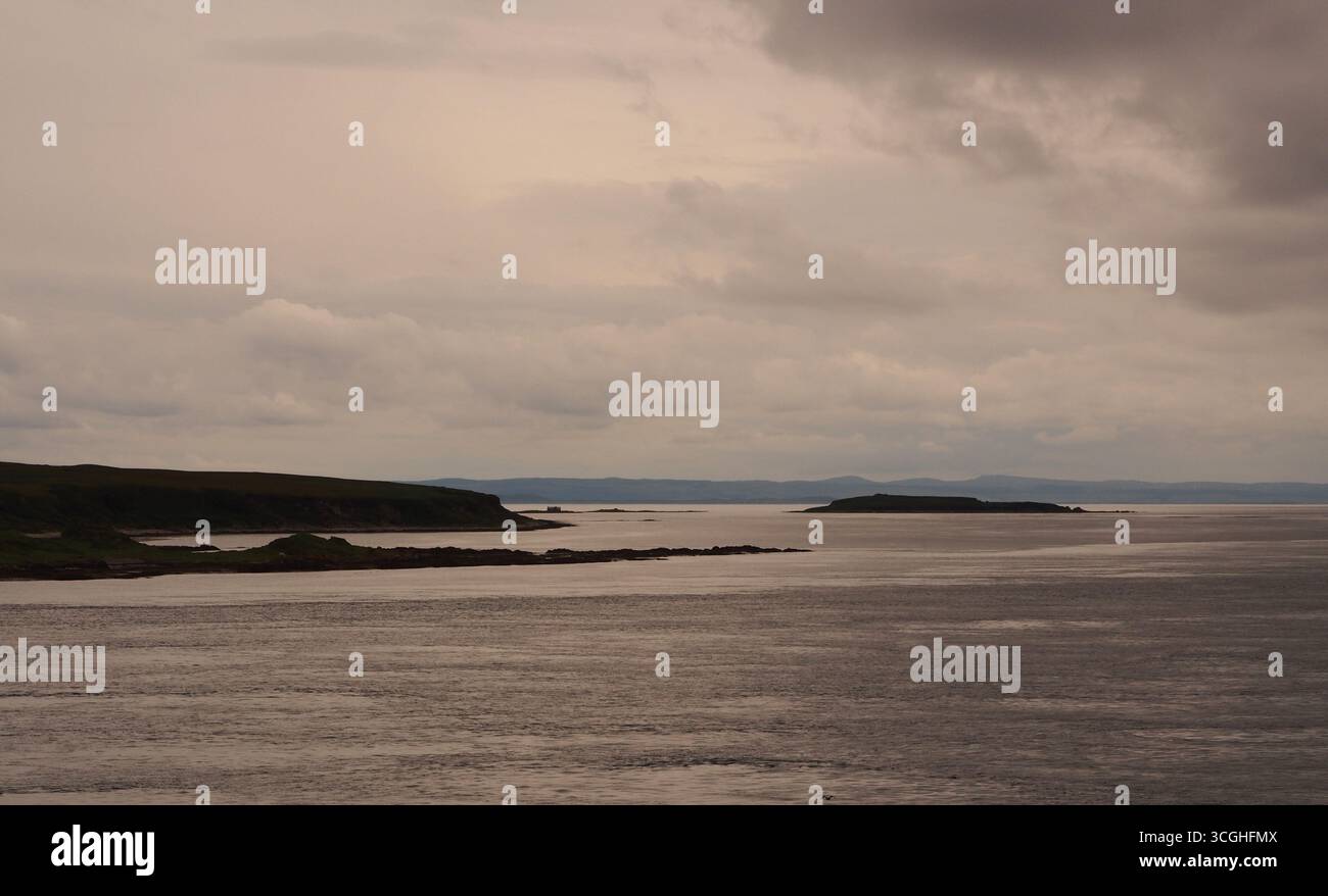 Vue depuis le ferry calédonien MacBrayne regardant vers l'Écosse continentale, sur le chemin d'Askaig, Islay, sur les Hébrides intérieures dans le Sound of Islay Banque D'Images
