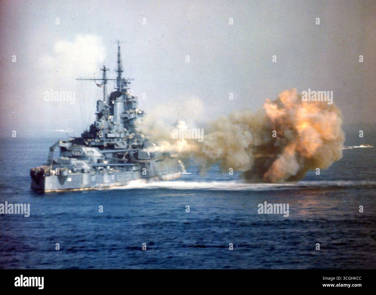 OKINAWA, JAPON - 1er avril 1945 - L'USS Idaho (BB-42) tire les 14/50 canons de la tourelle trois à portée quasi totale dans une marine impériale japonaise Banque D'Images