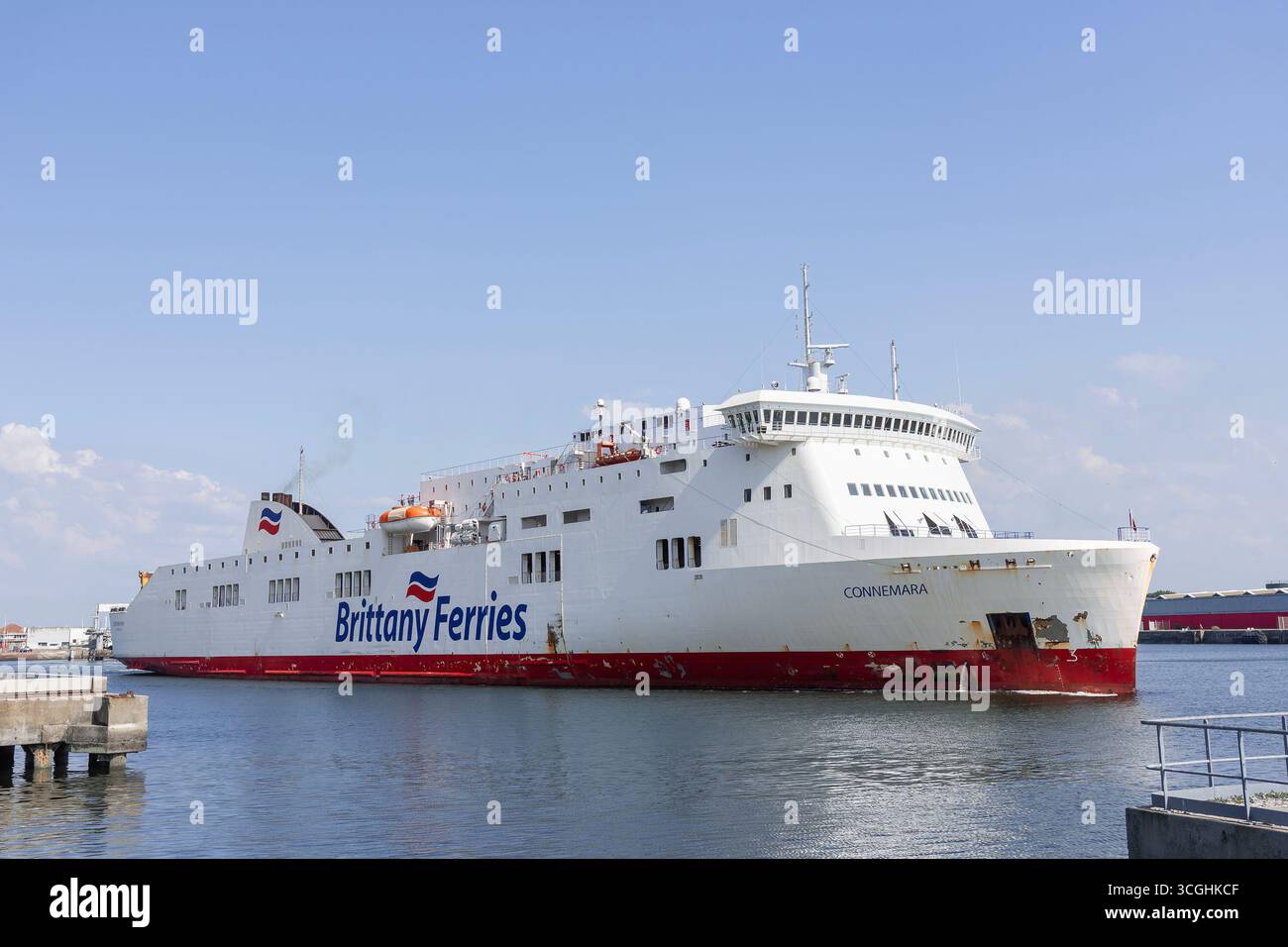 Le Havre, France - vue sur le cargo à passagers Ro-Ro CONNEMARA quittant le port du Havre. Banque D'Images
