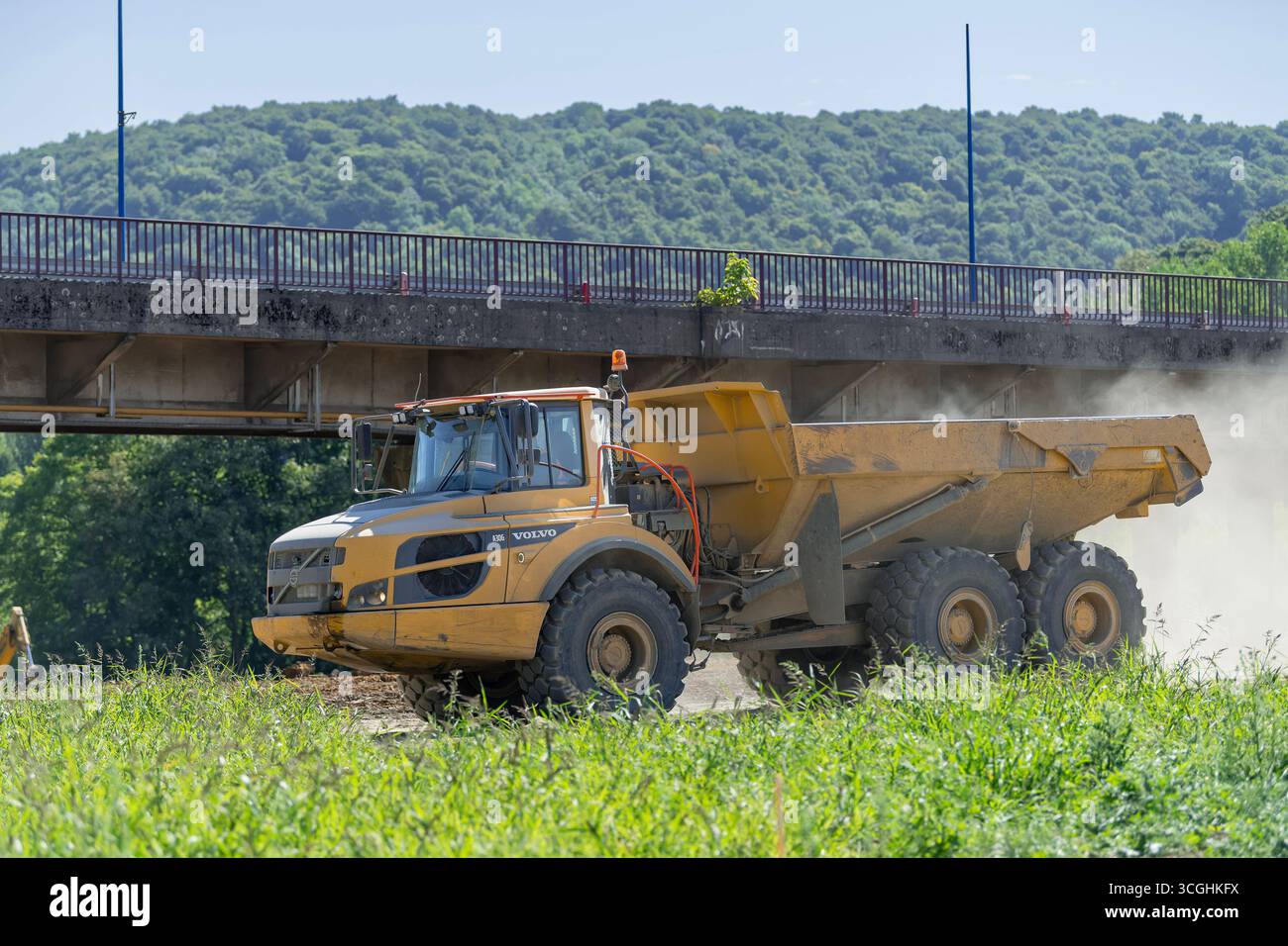 Herserange, France - vue sur un tombereau articulé jaune et blanc Volvo A30G pour le terrassement sur un chantier. Banque D'Images