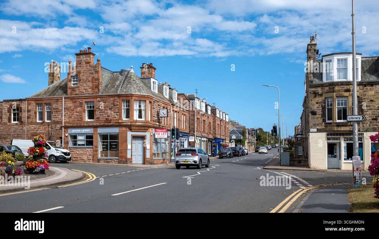Main Street, Gullane, East Lothian, Écosse – une célèbre destination de golf sur la Golf Coast écossaise, qui abrite des parcours de golf de classe mondiale. Banque D'Images