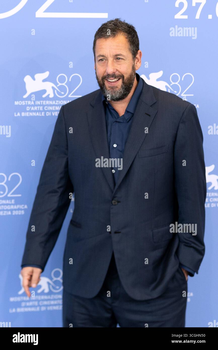 Venise, Italie. 28 août 2025. VENISE, ITALIE. 28 août 2025 : Adam Sandler à la photocall 'Jay Kelly' au 82e Festival international du film de Venise. Photo : Kristina Afanasyeva/Featureflash crédit : Paul Smith/Alamy Live News Banque D'Images
