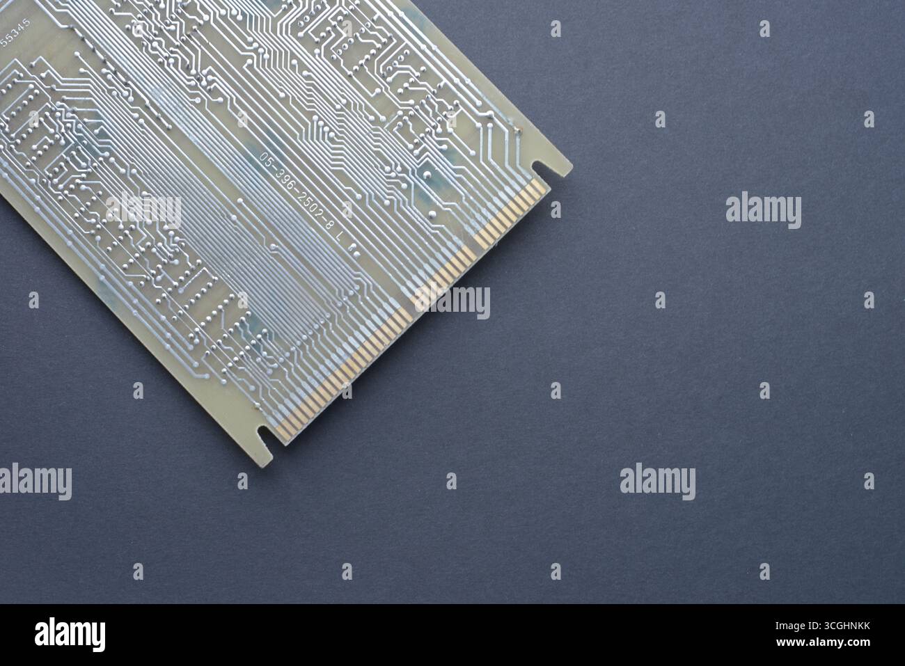 Gros plan d'une carte de circuit imprimé avec des pistes conductrices et des connecteurs visibles, illustrant la disposition des composants électroniques et la conception technologique. Banque D'Images