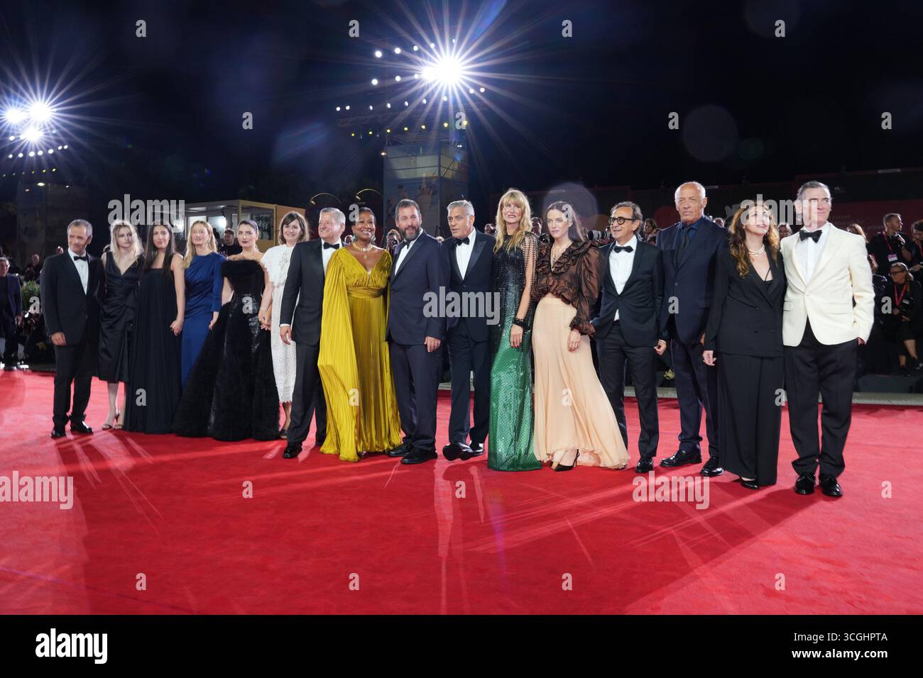 Venezia, Italie. 28 août 2025. George Clooney avec le casting pose pour les photographes sur le tapis rouge du film 'Jay Kelly' lors du 82e Festival international du film de Venise, août 28 2025, Venise, Italie (photo de Gian Mattia D'Alberto/Lapresse) crédit : LaPresse/Alamy Live News Banque D'Images