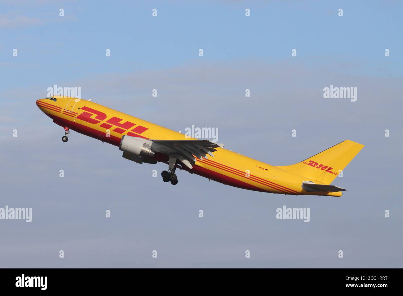 D-AEAB, DHL Aviation, Airbus A300-600(F), départ de l'aéroport de Londres Stansted, Essex, Royaume-Uni le 27 août 2025 Banque D'Images