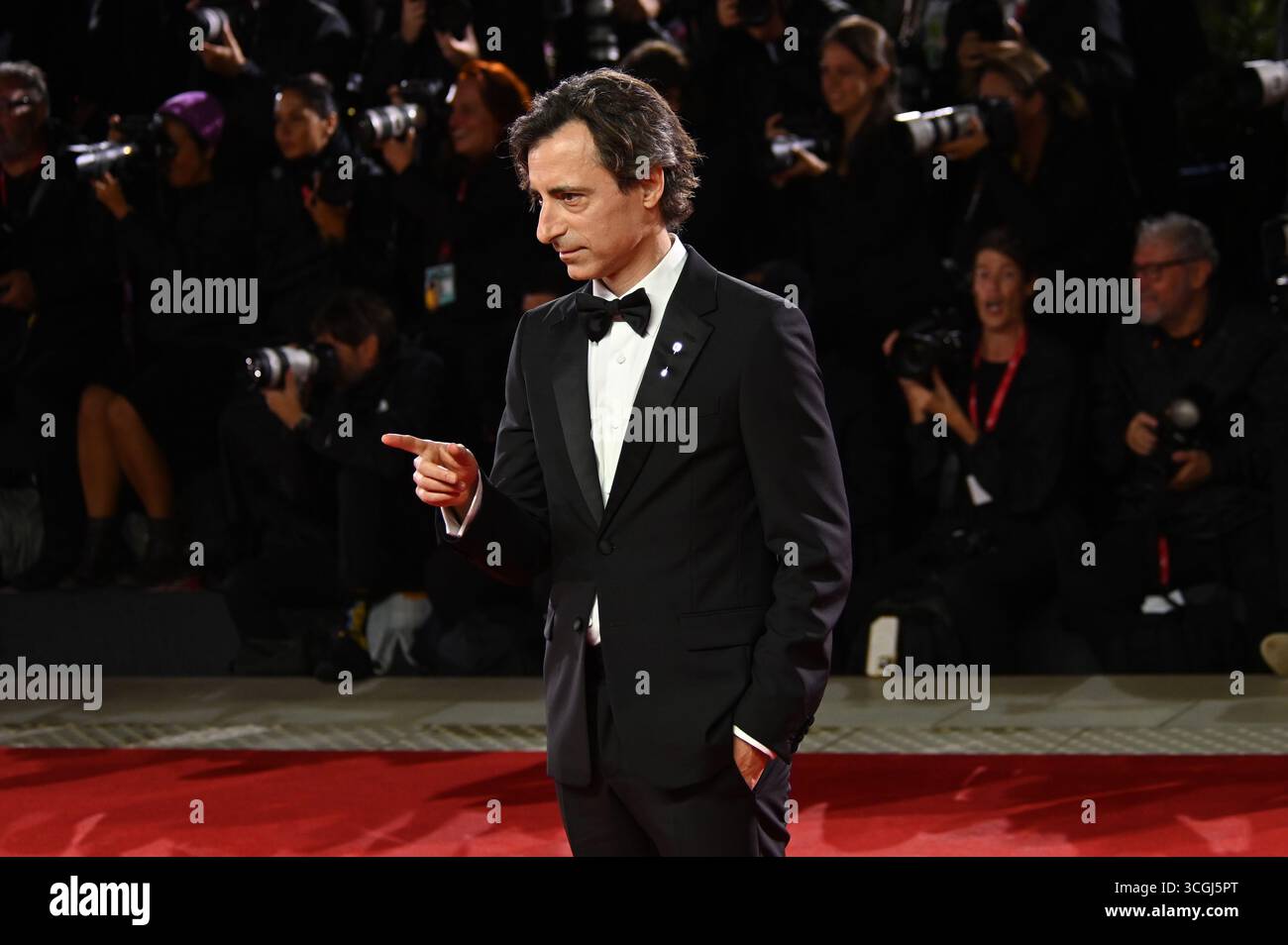 Venedig, Italie. 28 août 2025. Noah Baumbach, réalisateur du film, arrive à la première du film 'Jay Kelly' au 82ème Festival International du film de Venise. Crédit : Stefanie Rex/dpa/Alamy Live News Banque D'Images