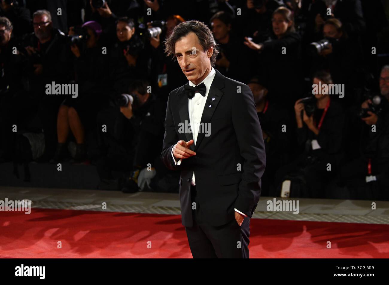 Venedig, Italie. 28 août 2025. Noah Baumbach, réalisateur du film, assiste à la première du film 'Jay Kelly' au 82e Festival international du film de Venise. Crédit : Stefanie Rex/dpa/Alamy Live News Banque D'Images