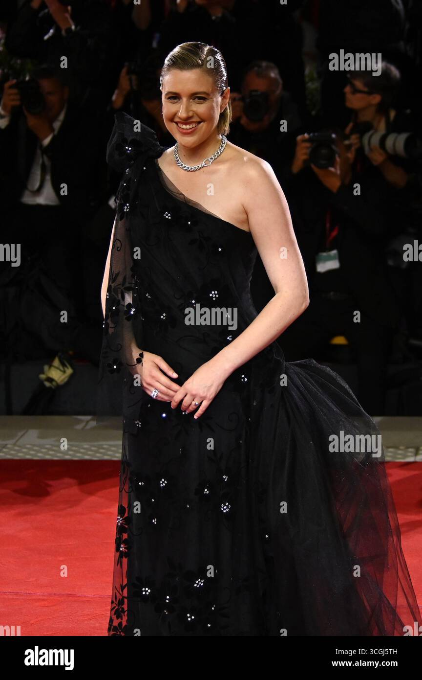Venedig, Italie. 28 août 2025. Greta Gerwig, actrice dans le film, arrive à la première du film 'Jay Kelly' au 82ème Festival International du film de Venise. Crédit : Stefanie Rex/dpa/Alamy Live News Banque D'Images
