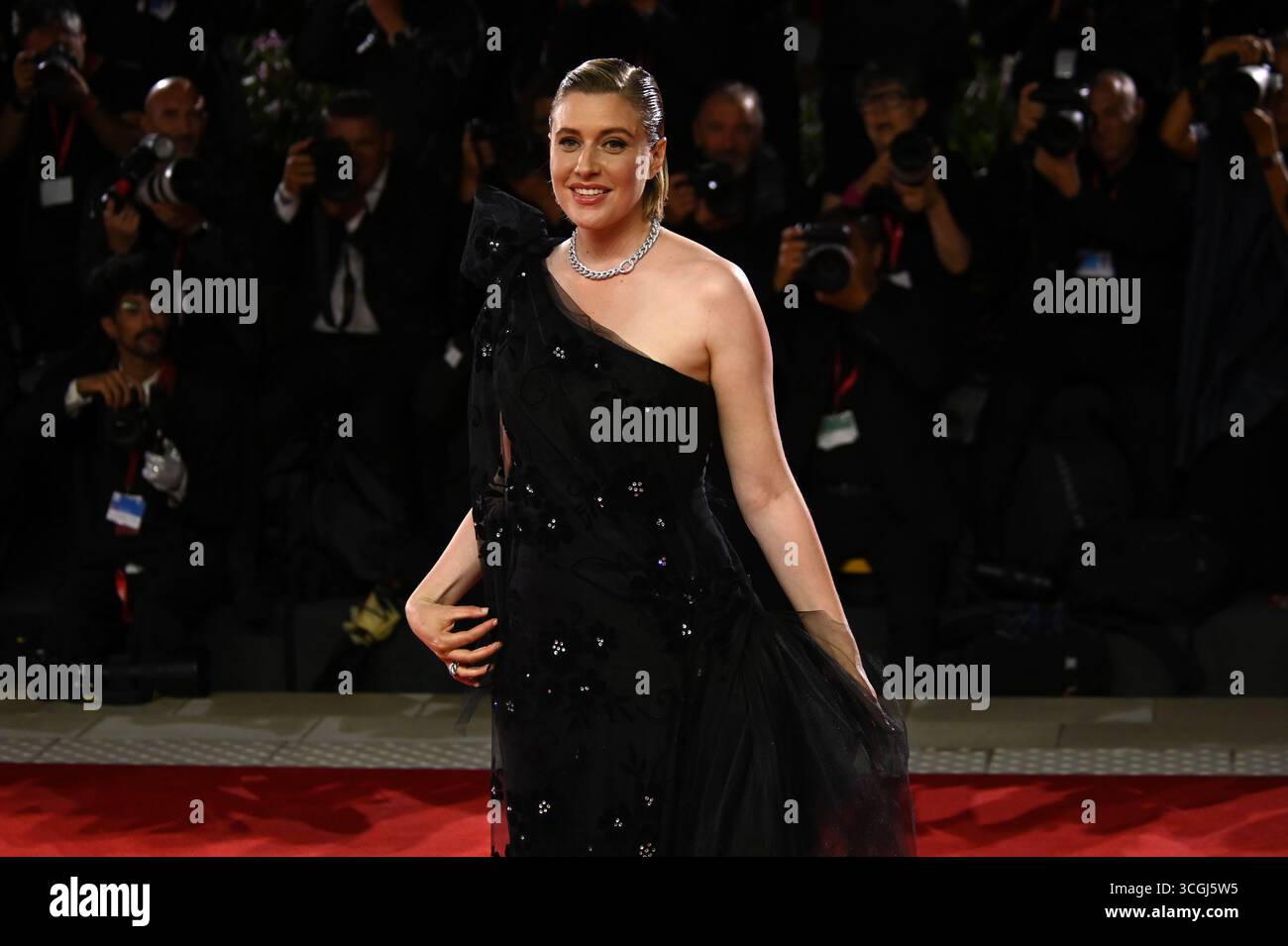 Venedig, Italie. 28 août 2025. Greta Gerwig, actrice dans le film, arrive à la première du film 'Jay Kelly' au 82ème Festival International du film de Venise. Crédit : Stefanie Rex/dpa/Alamy Live News Banque D'Images