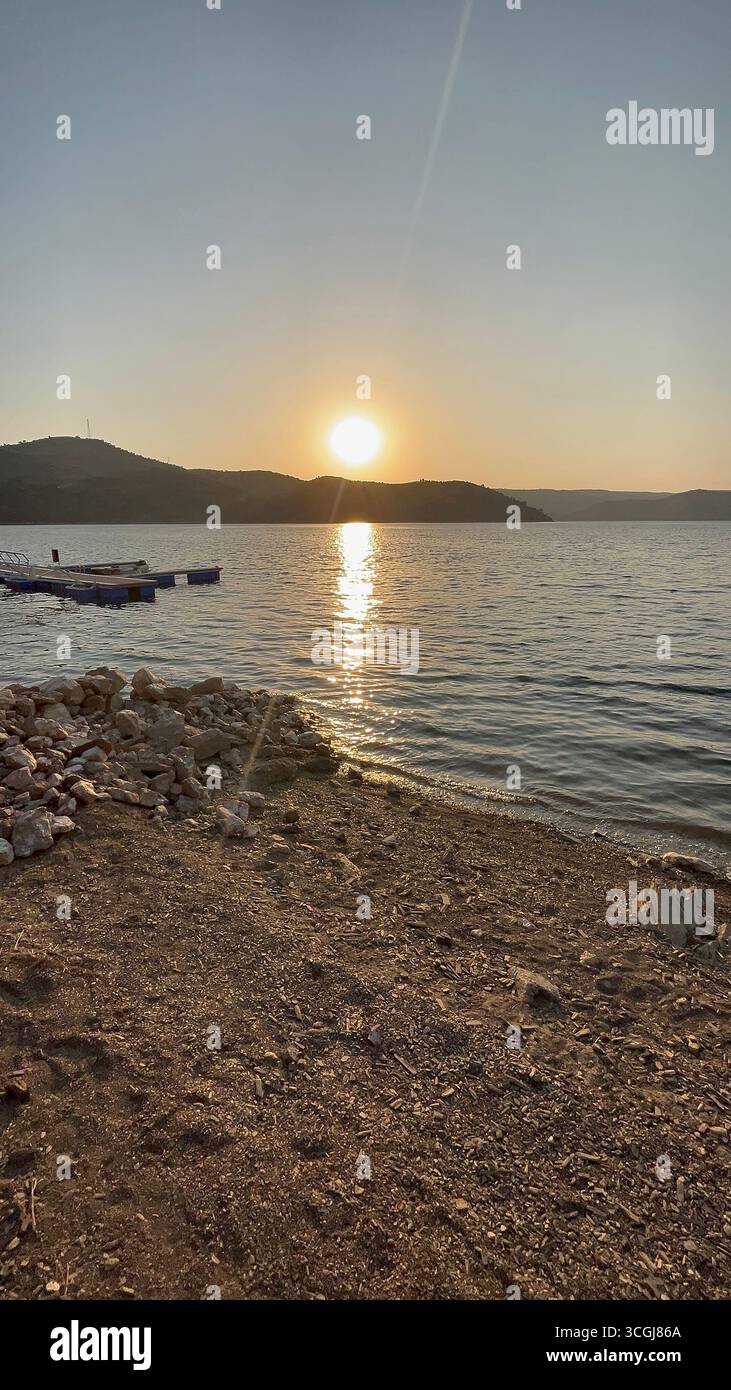 Ponton de bateau au coucher du soleil sur la rivière Sabor près de Felgar, Torre de Moncorvo, Portugal. - Image de stock capturée avec un smartphone