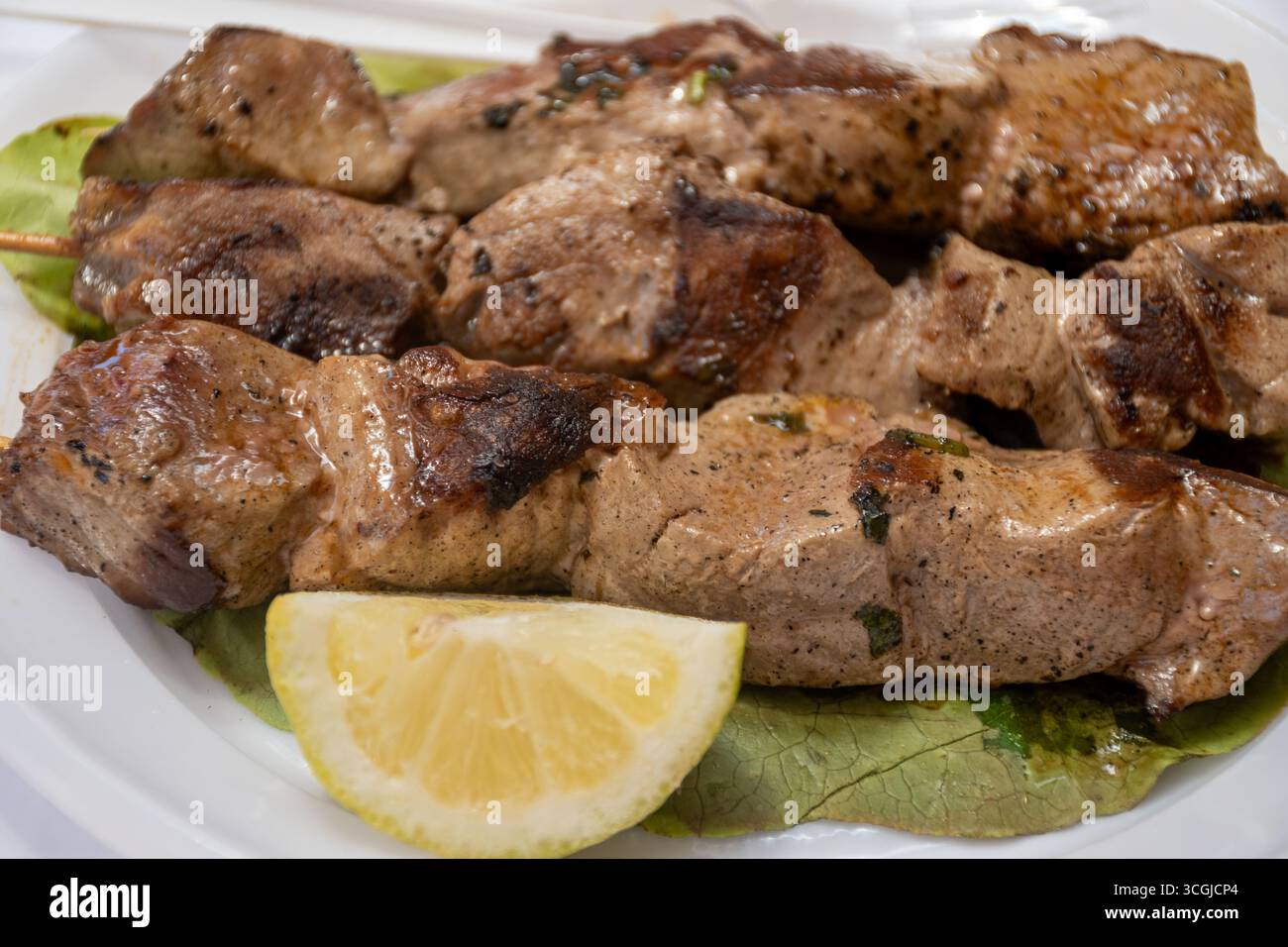 Prise du jour, thon grillé sur des brochettes sur le marché quotidien aux poissons de Marsala, Sicile, savoureux repas de rue en Italie, gros plan Banque D'Images