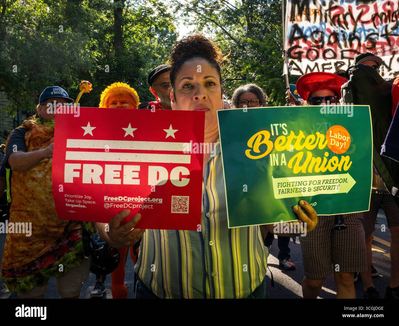 Washington, District de Columbia, États-Unis. 28 août 2025. Les partisans des droits des workersÃ, des syndicats et de la fin de l'occupation militaire à Washington défilent dans les rues DCÃs le 28 août 2025. La marche avec un rassemblement plus tôt, a été organisée par le Metropolitan Washington Council, AFL ?CIO. (Crédit image : © Sue Dorfman/ZUMA Press Wire) USAGE ÉDITORIAL SEULEMENT ! Non destiné à UN USAGE commercial ! Banque D'Images